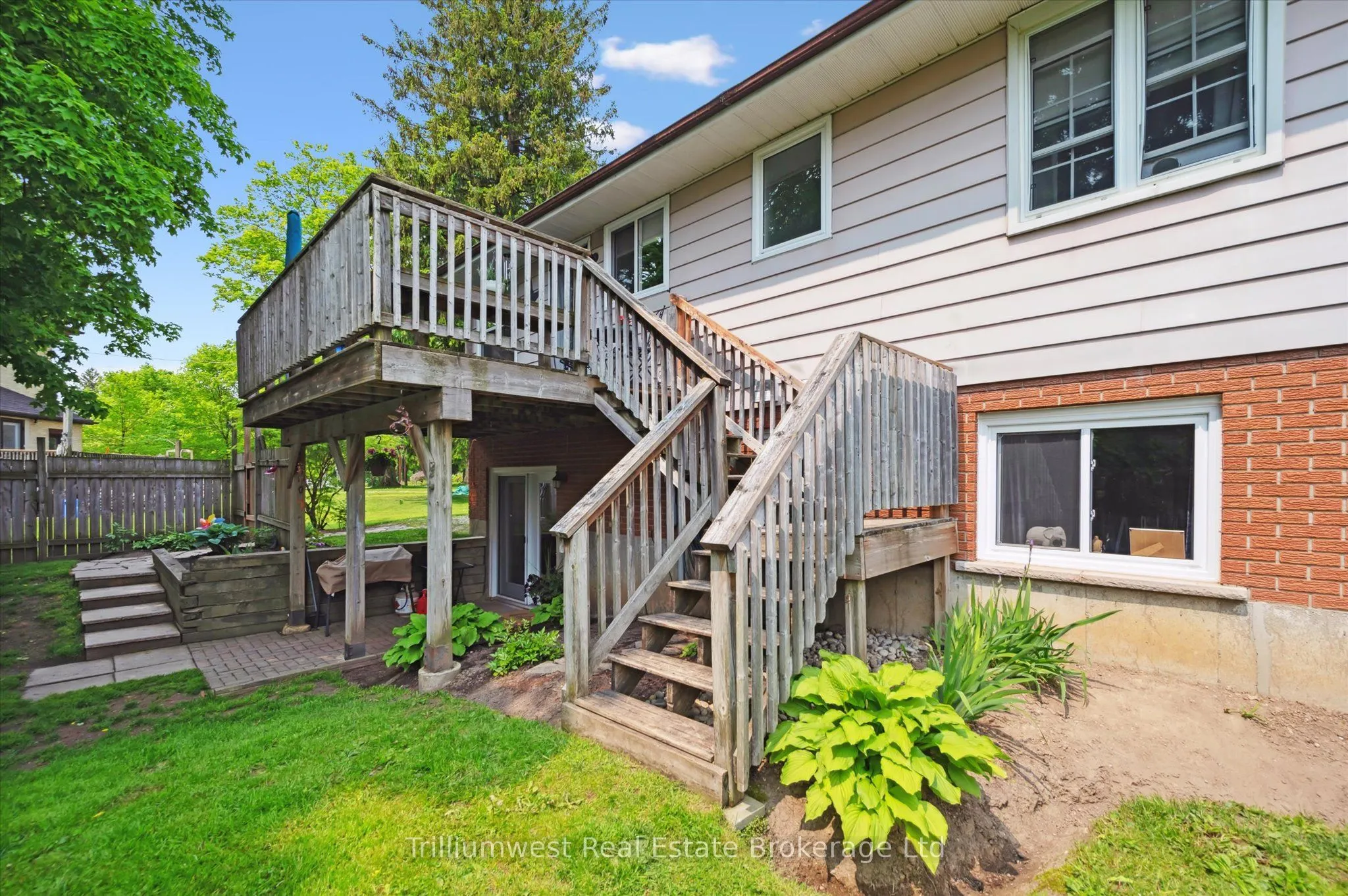 350 Wellington Street W