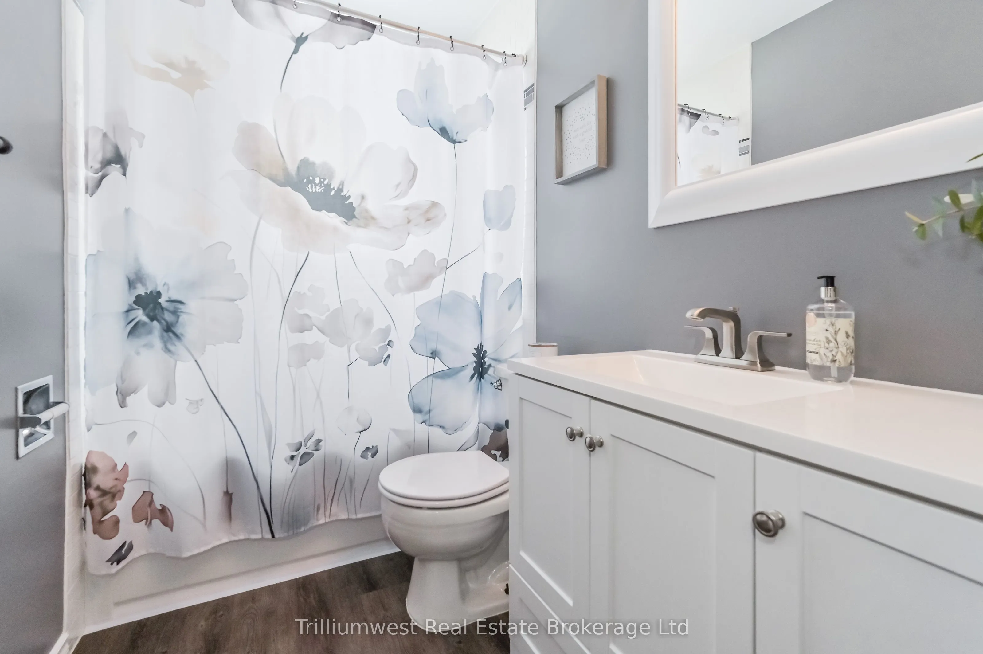 350 Wellington Street W