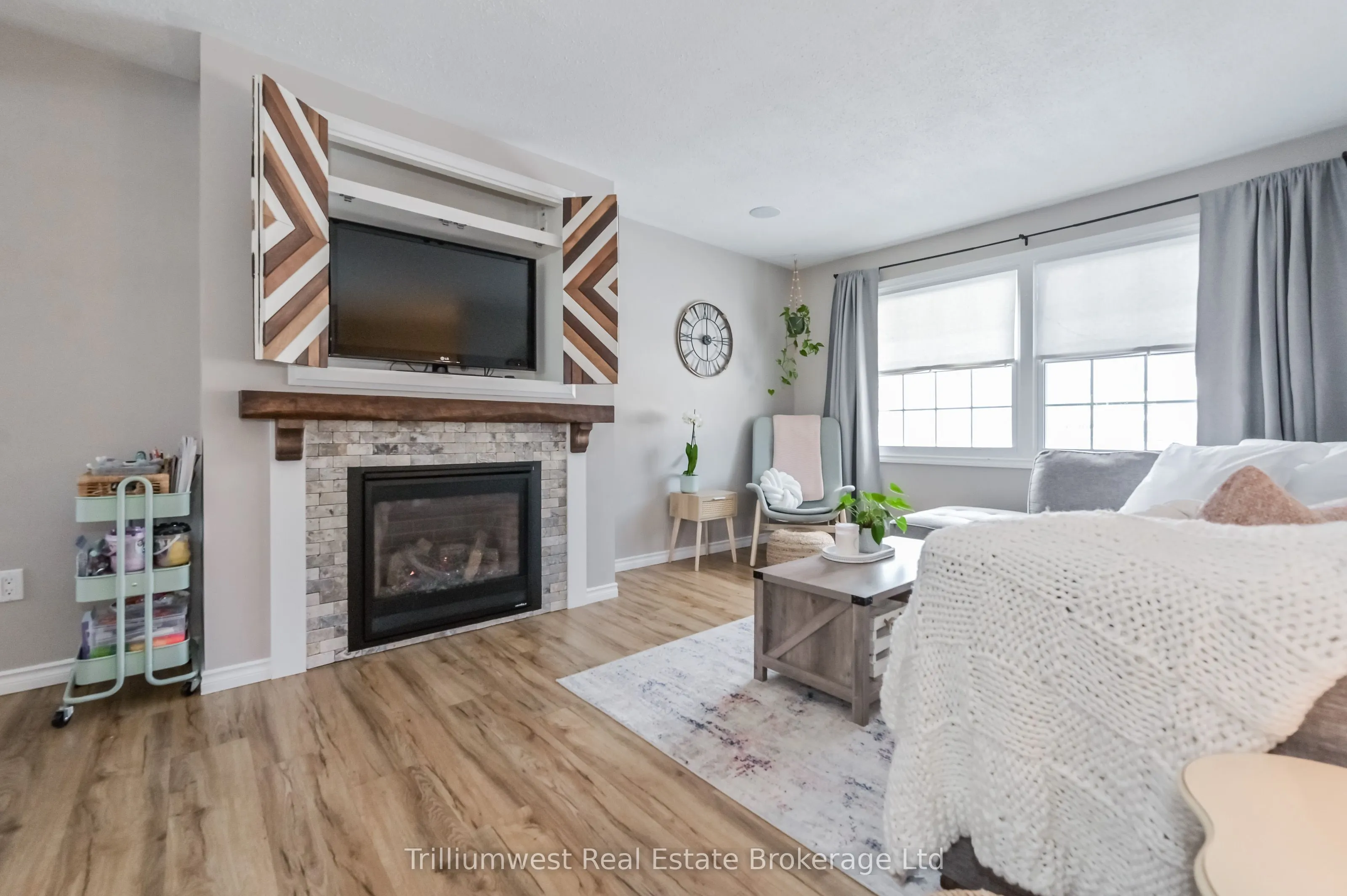 350 Wellington Street W