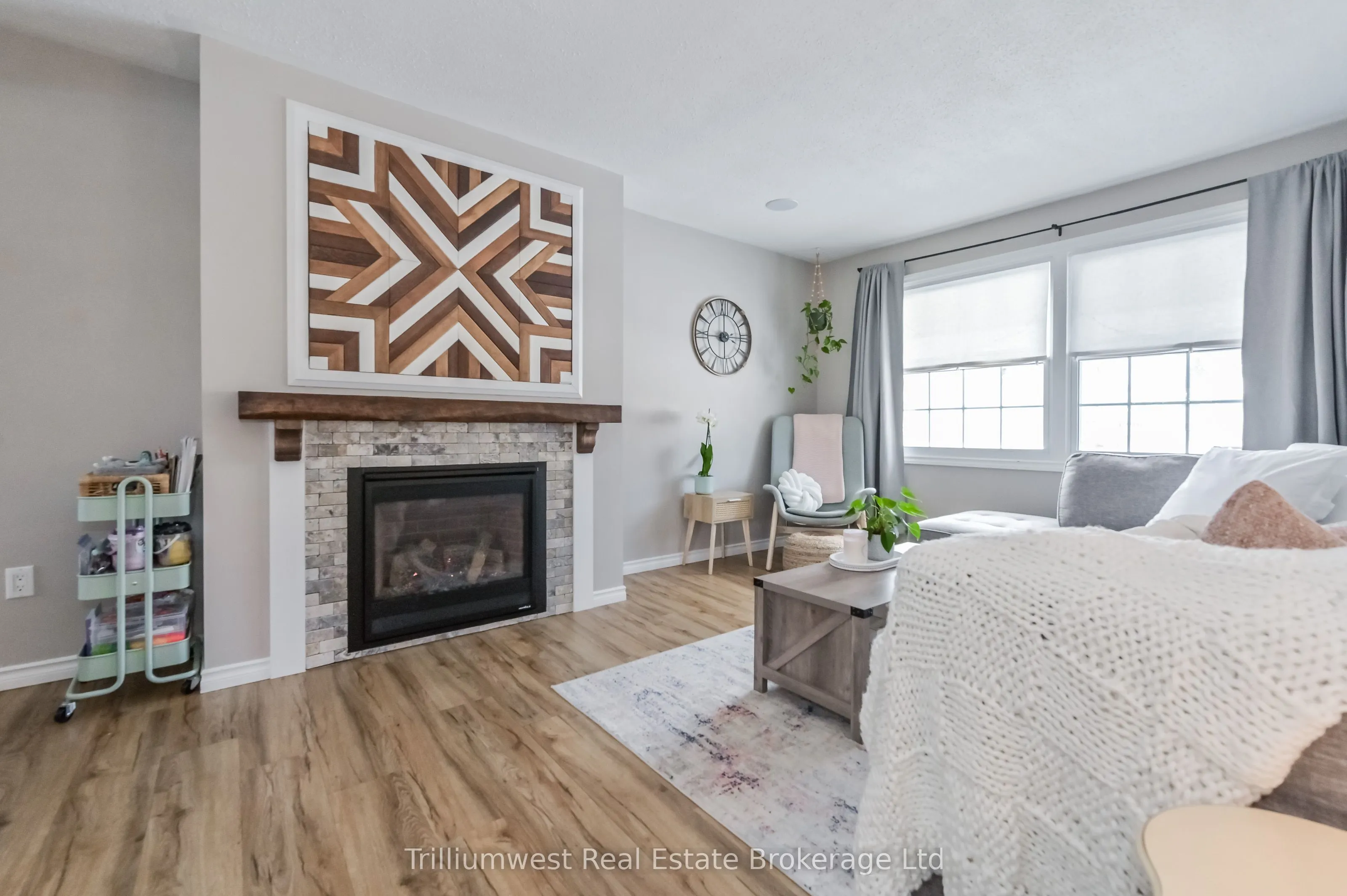 350 Wellington Street W