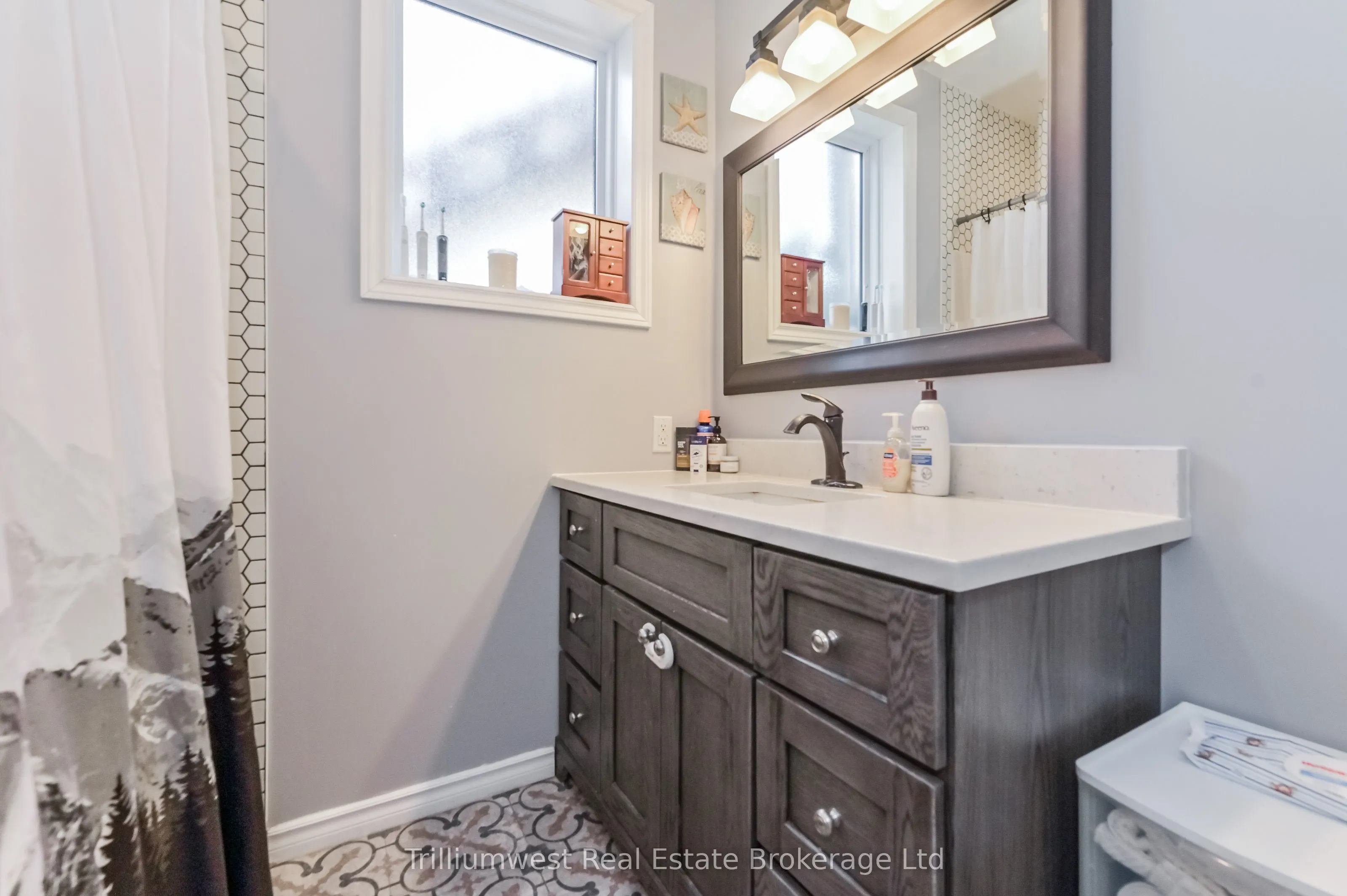 350 Wellington Street W