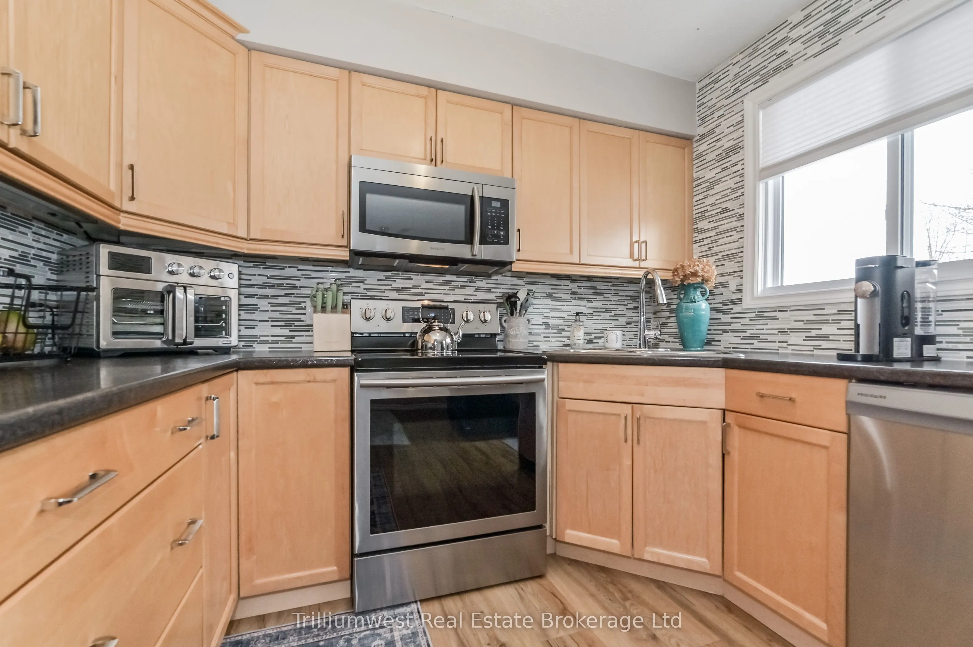 350 Wellington Street W