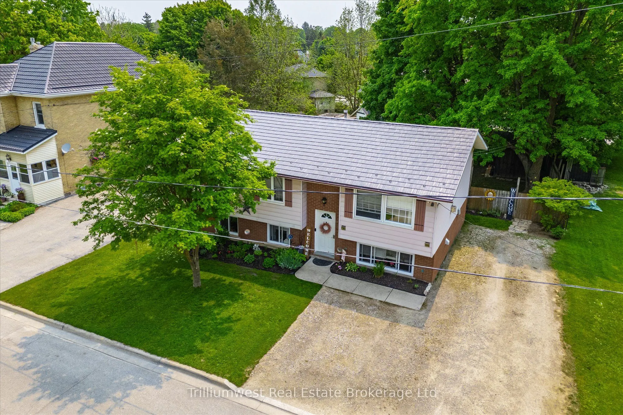 350 Wellington Street W