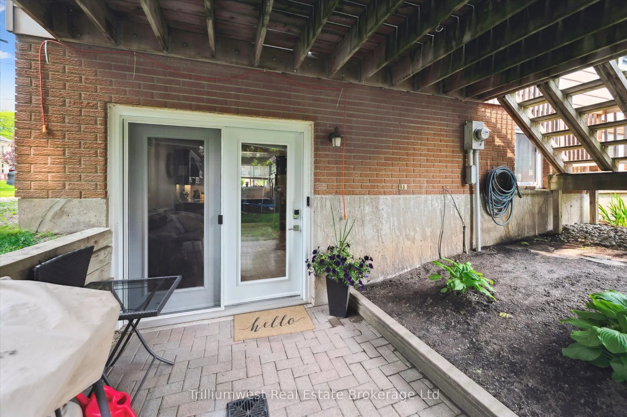 350 Wellington Street W