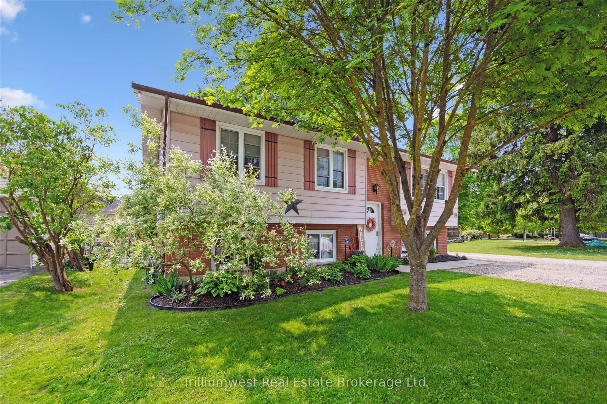 350 Wellington Street W