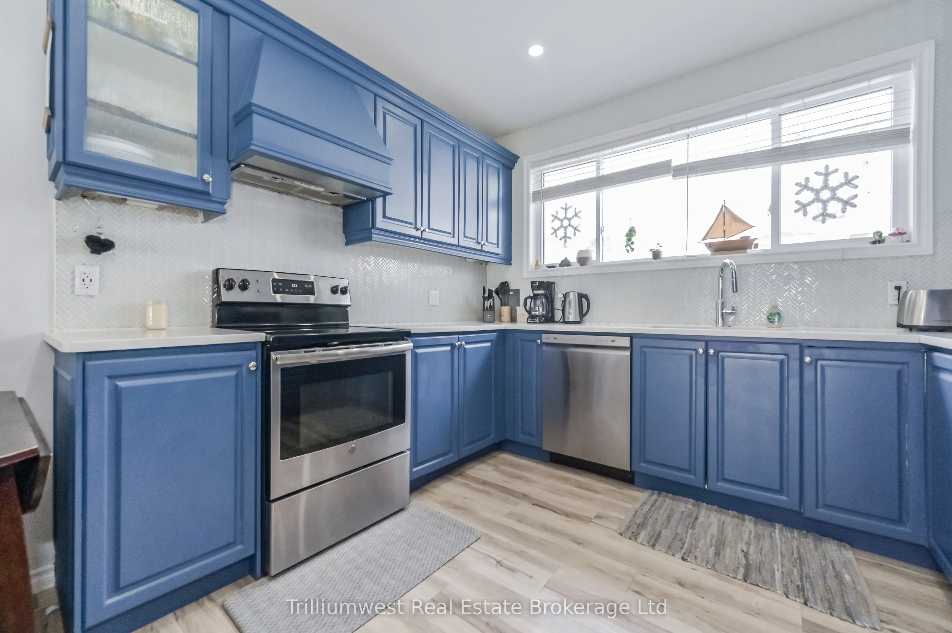 350 Wellington Street W
