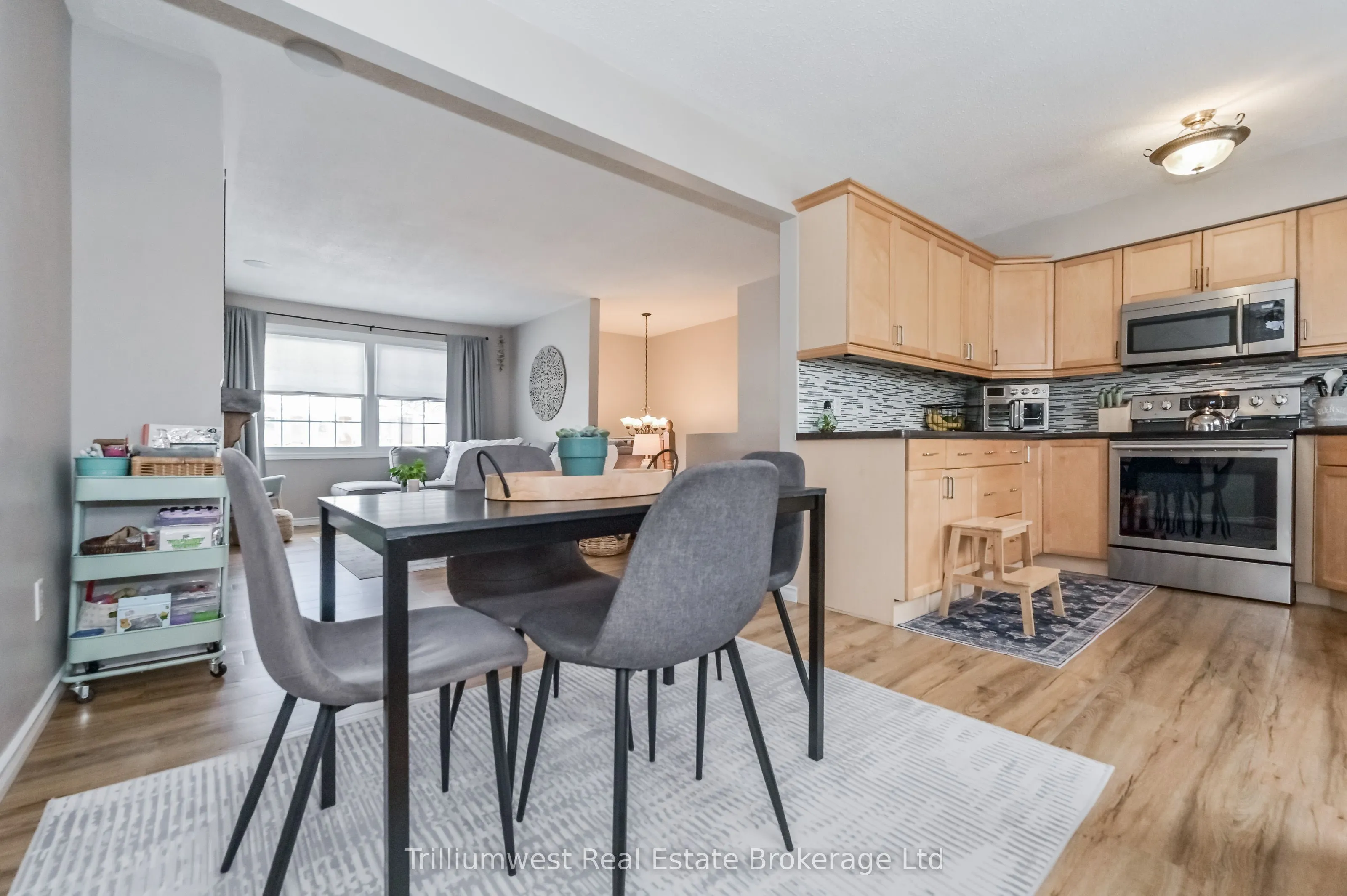 350 Wellington Street W