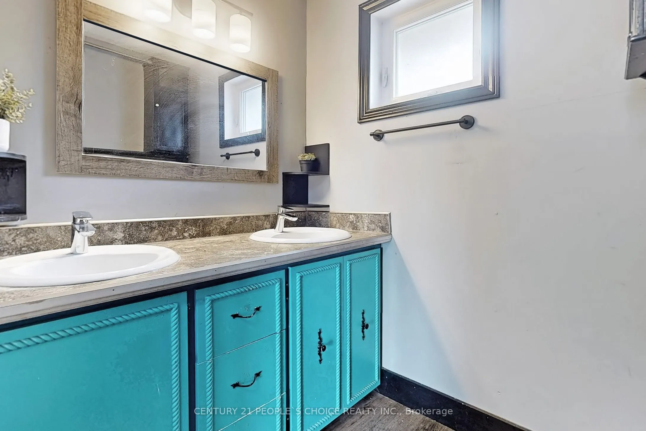 156 Main Street W
