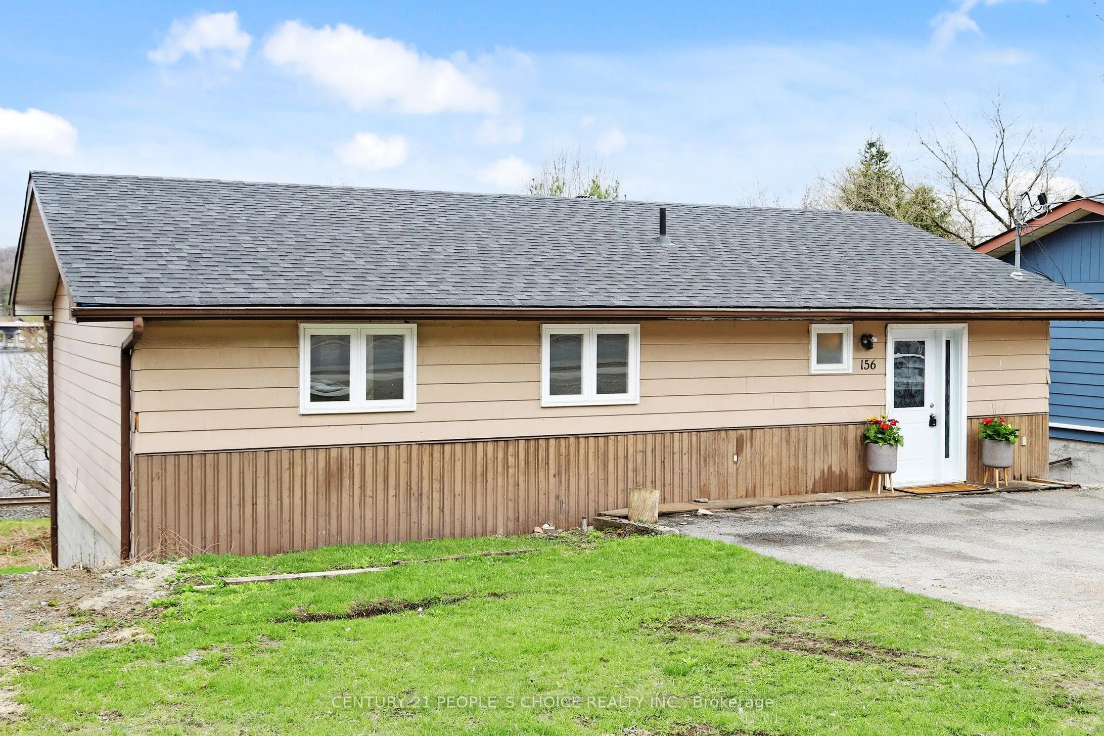 156 Main Street W