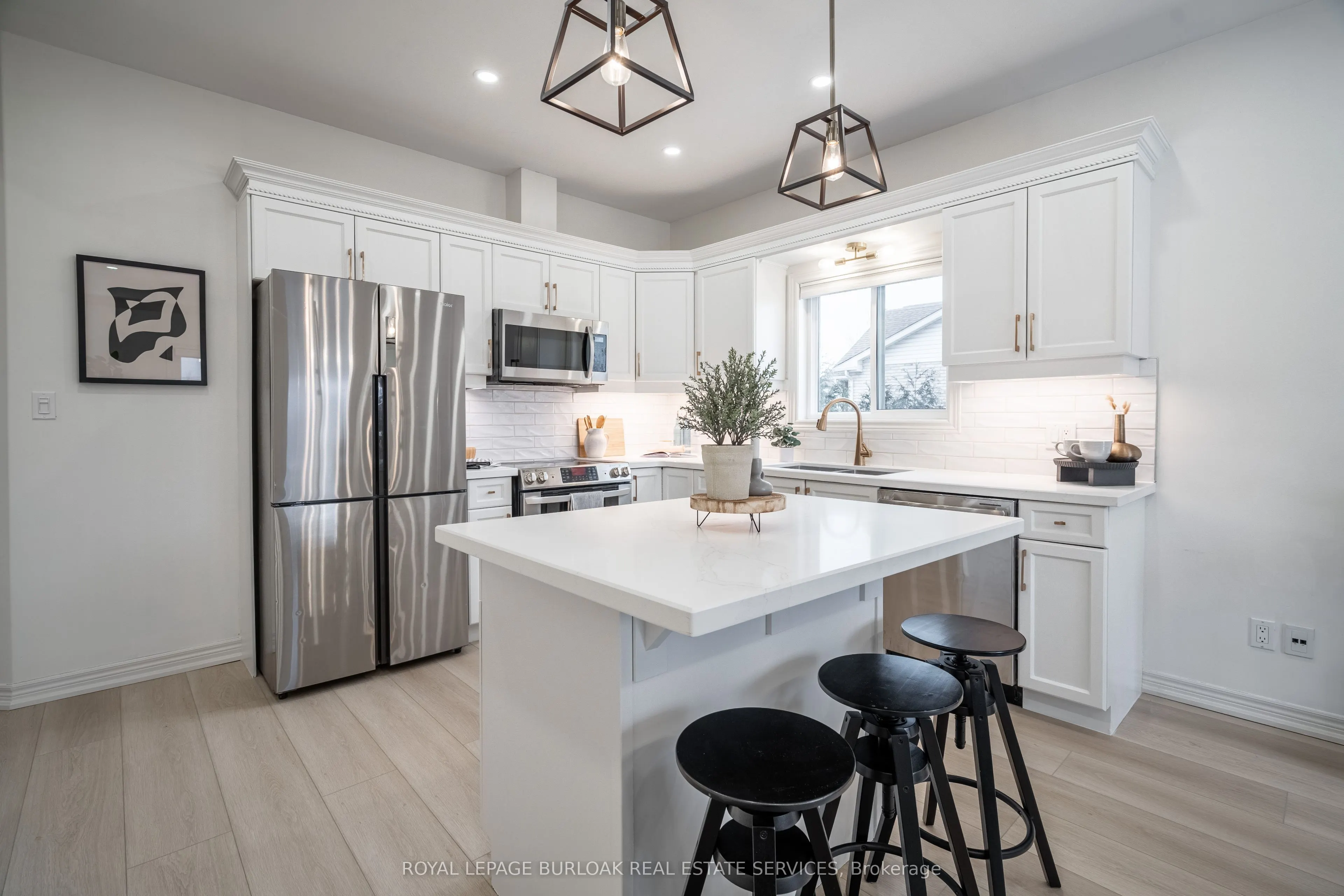 8383 Heikoop Crescent