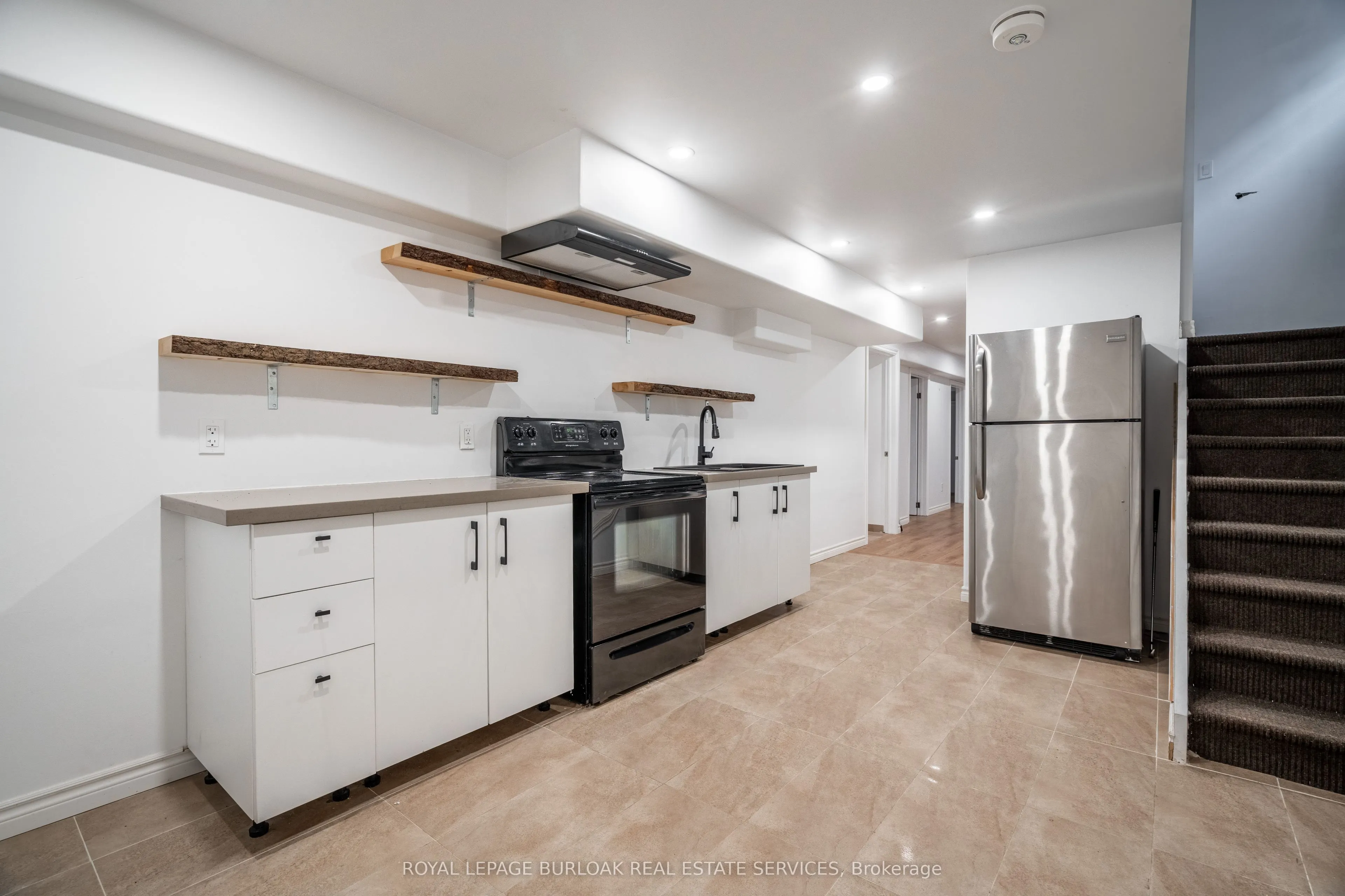 8383 Heikoop Crescent