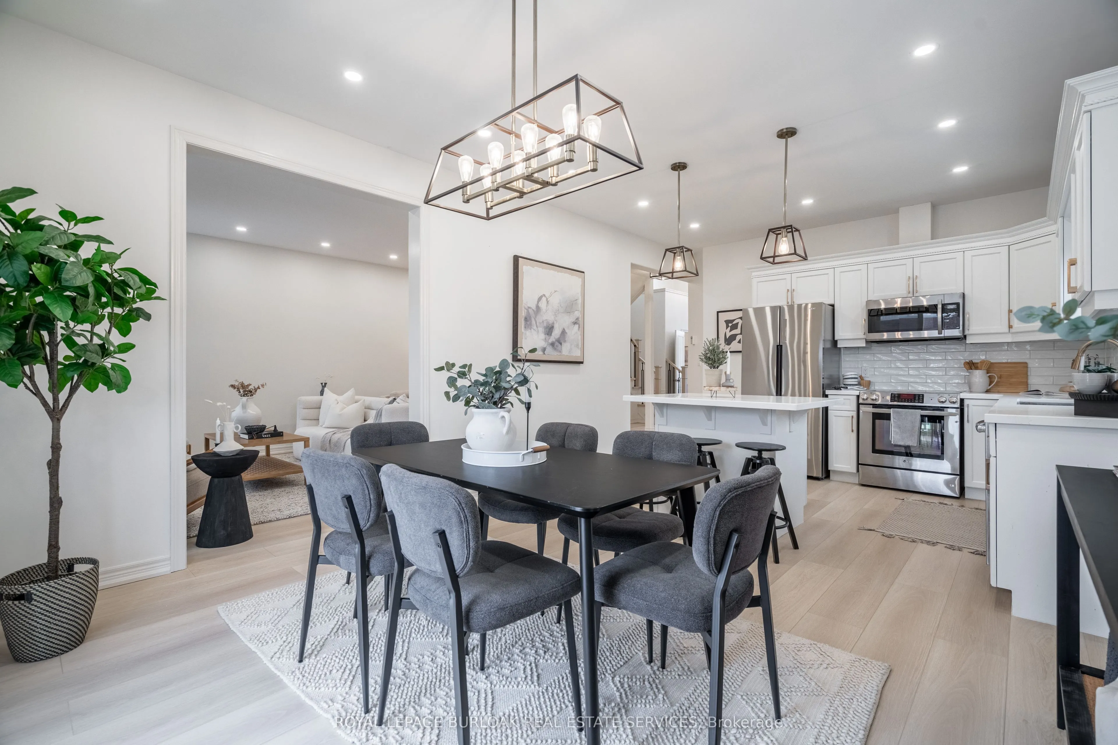 8383 Heikoop Crescent