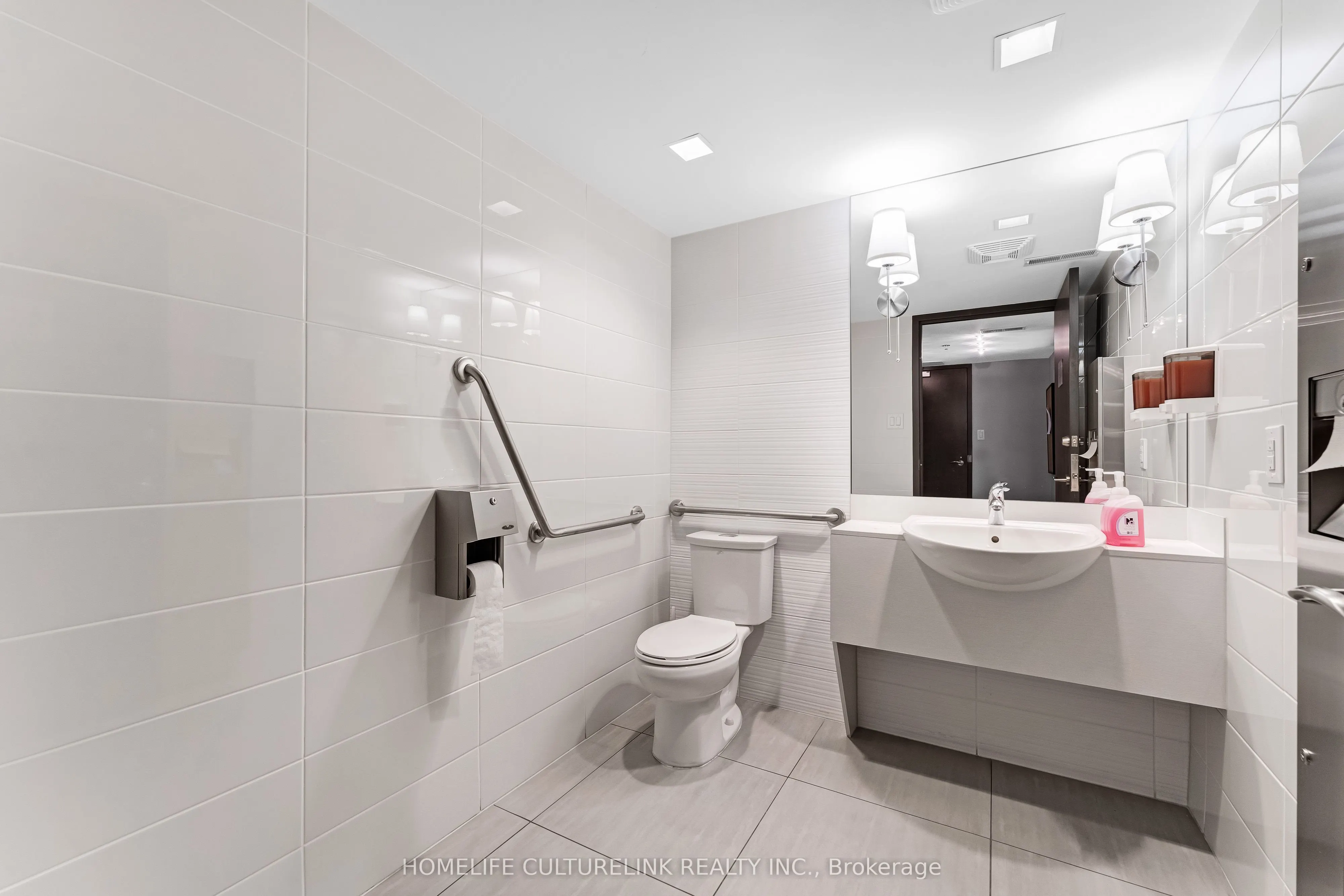 88 Richmond Road, #512