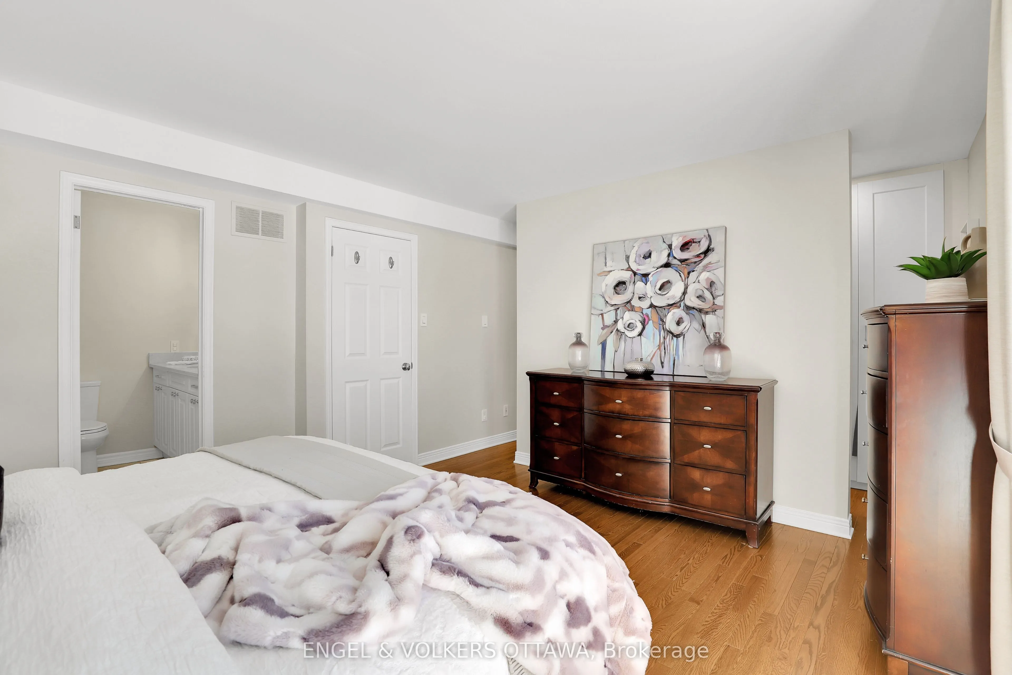 625 Richmond Road, #2