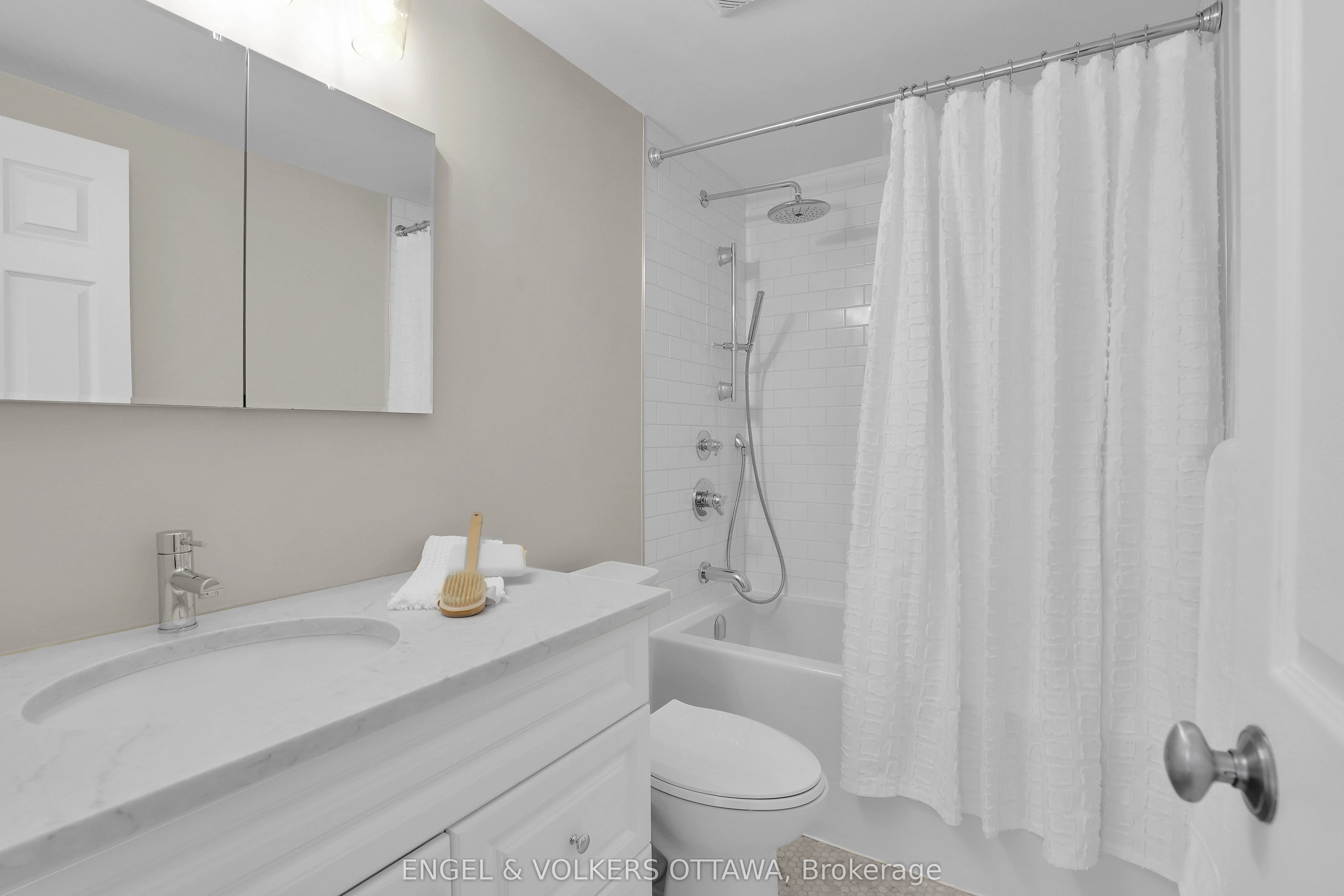 625 Richmond Road, #2