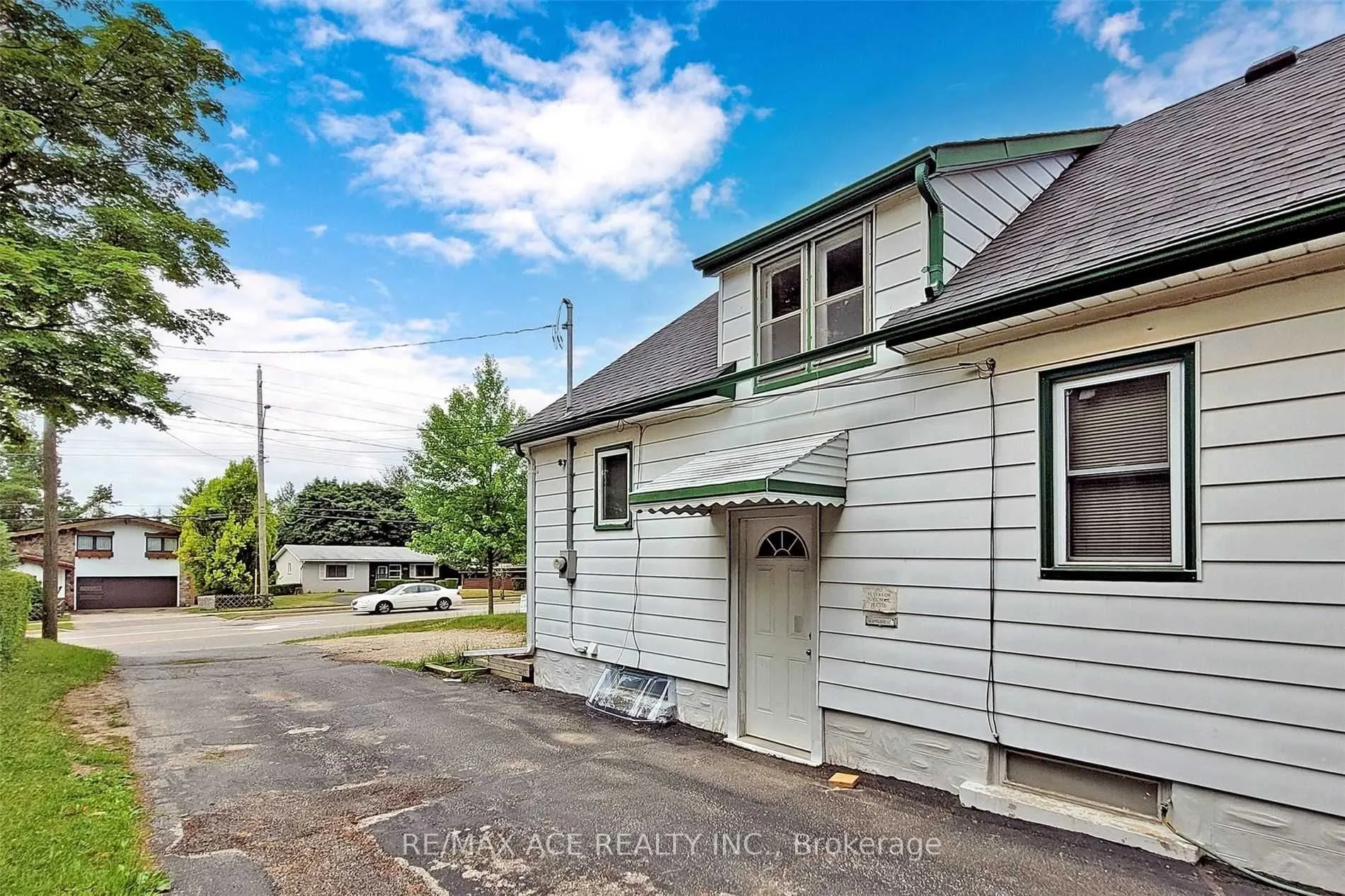 112 Bridge Street W