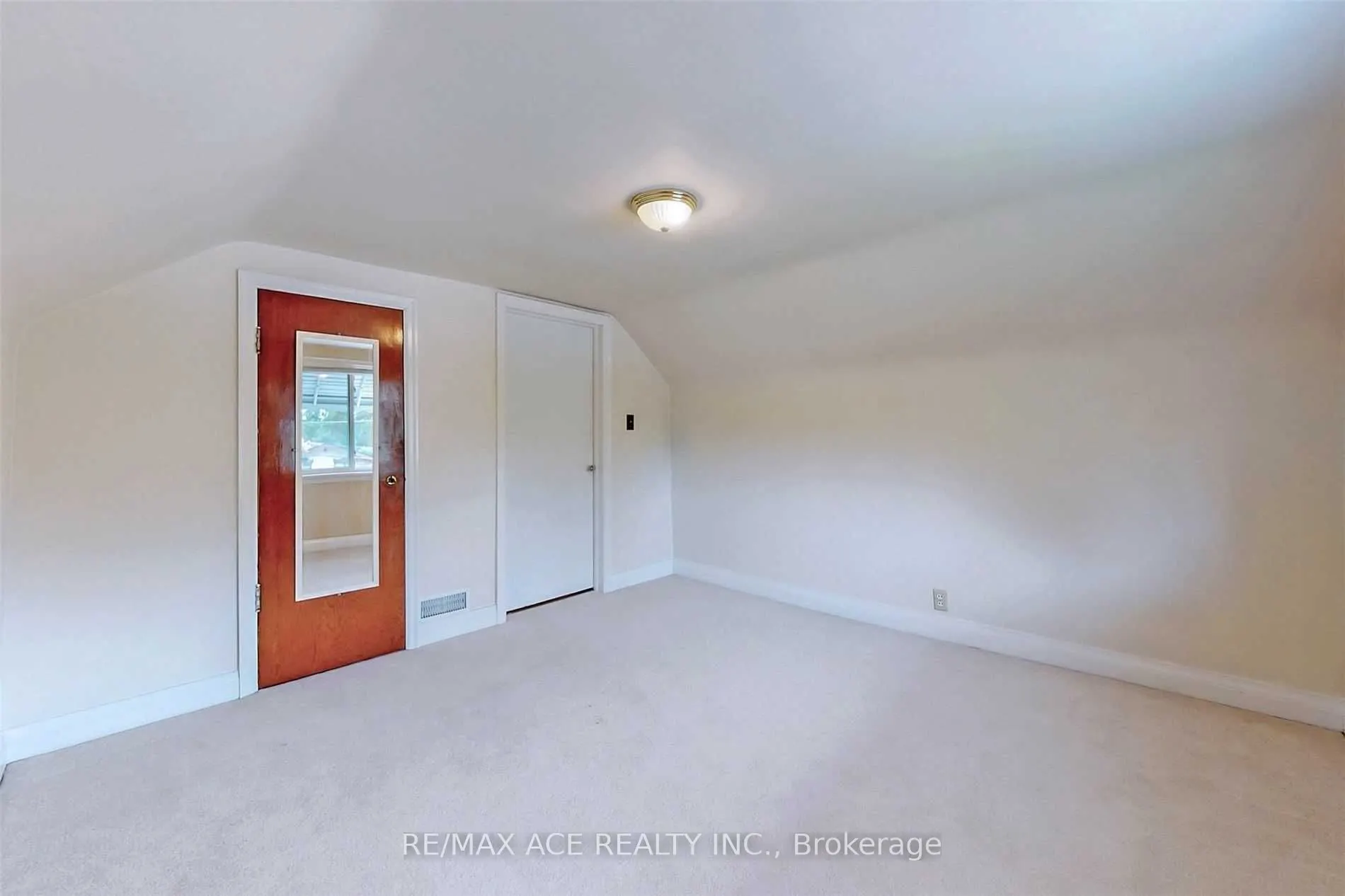 112 Bridge Street W