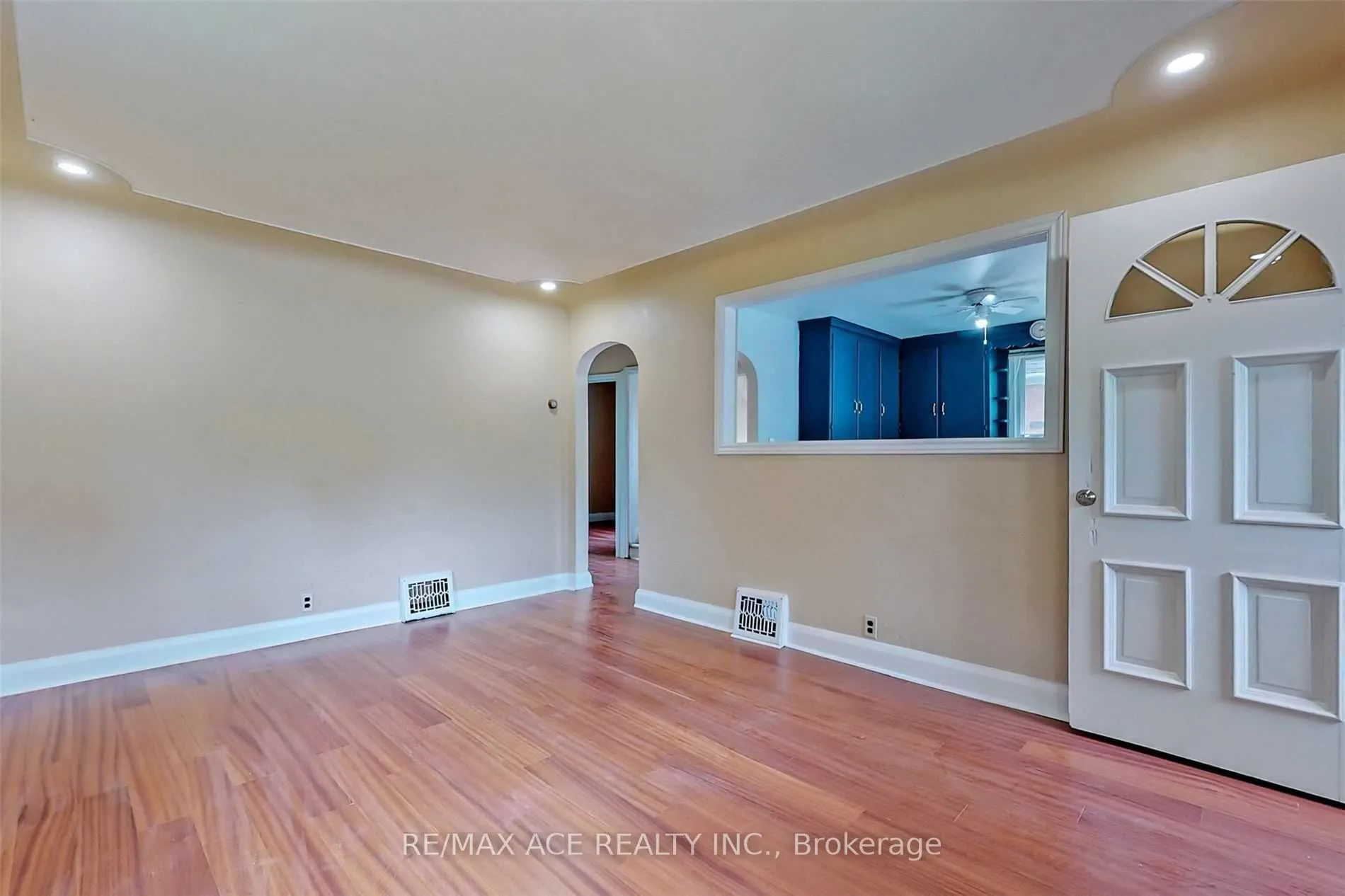 112 Bridge Street W
