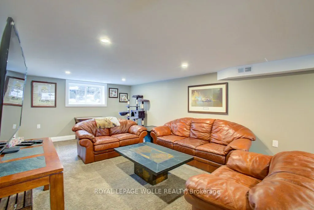 77 Leaside Place