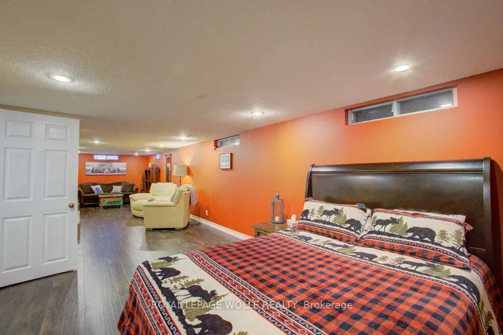 77 Leaside Place