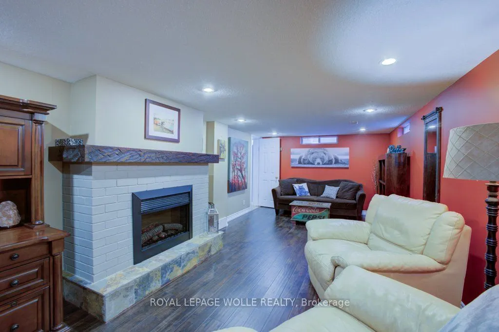 77 Leaside Place
