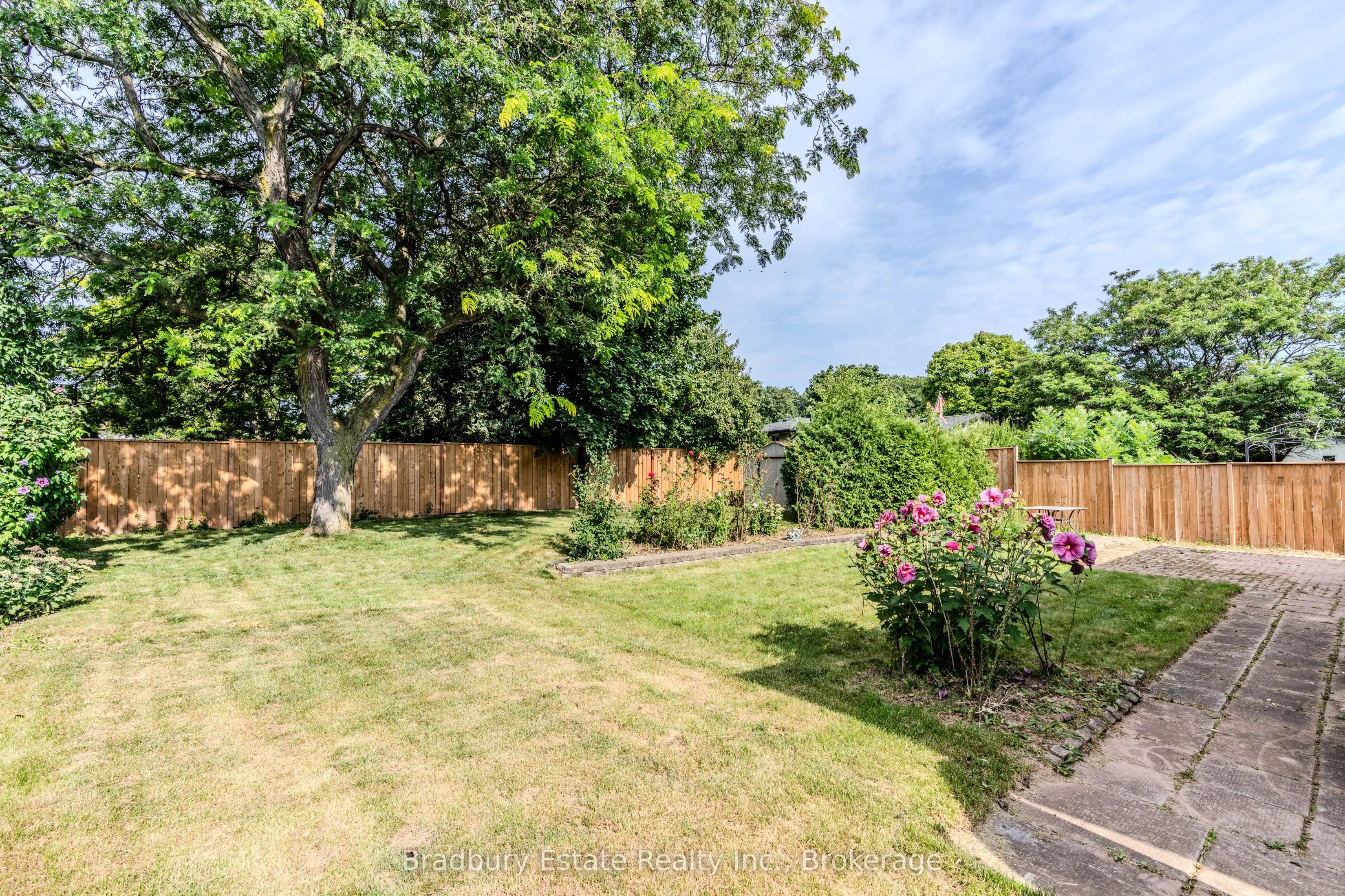 17 WOODSVIEW Avenue