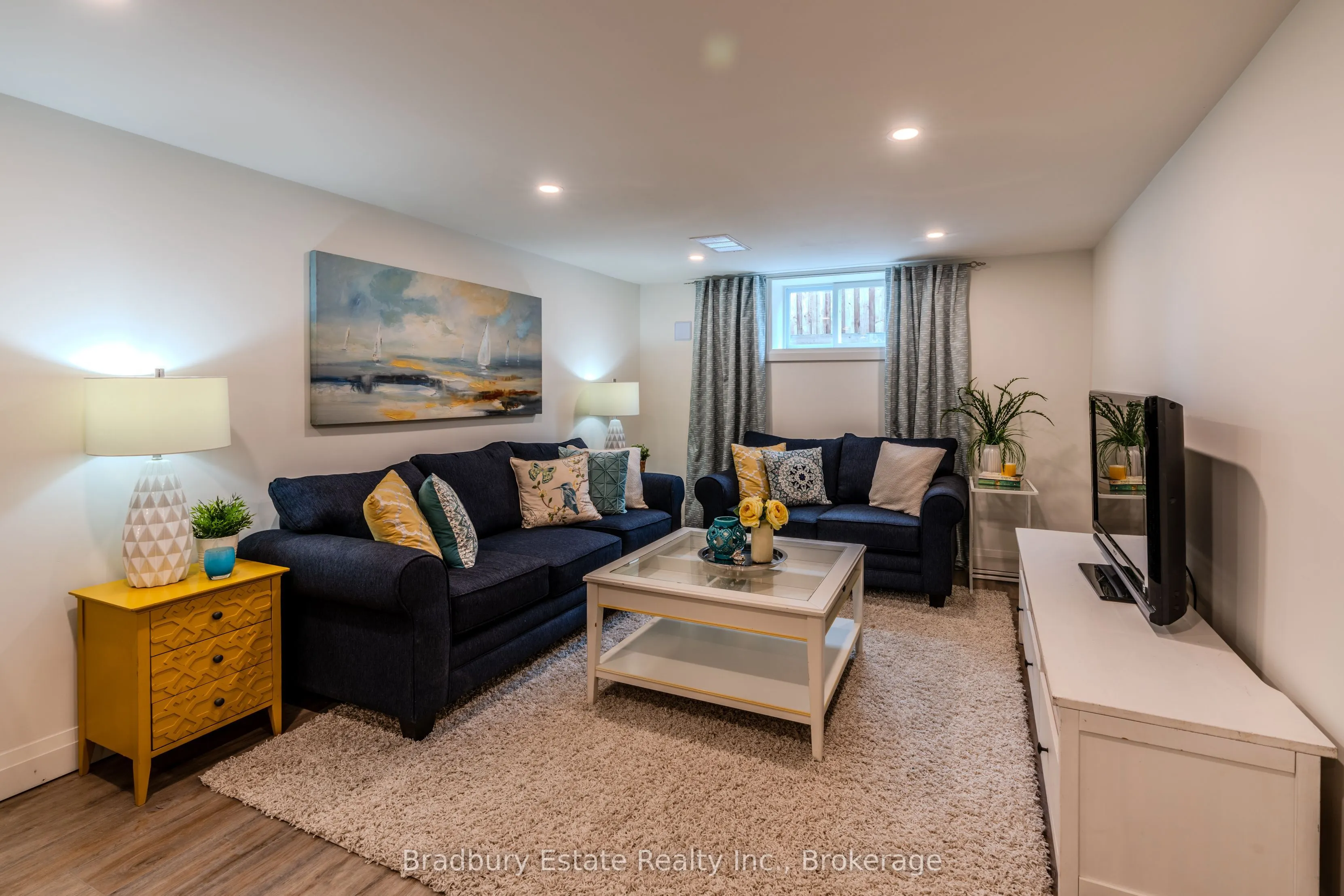 17 WOODSVIEW Avenue