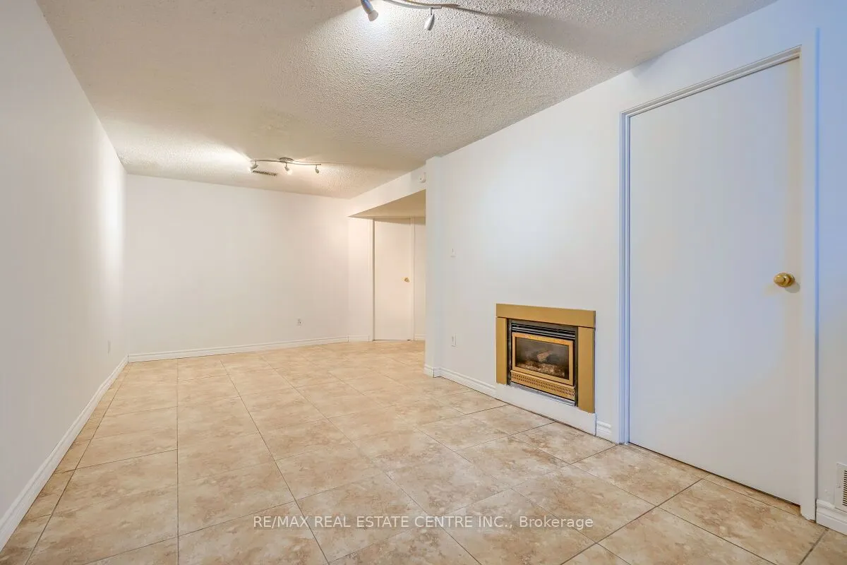 125 Sekura Crescent, #1