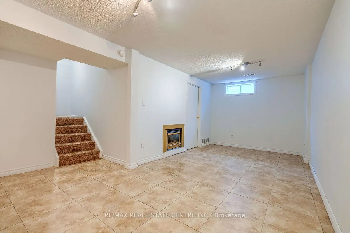 125 Sekura Crescent, #1