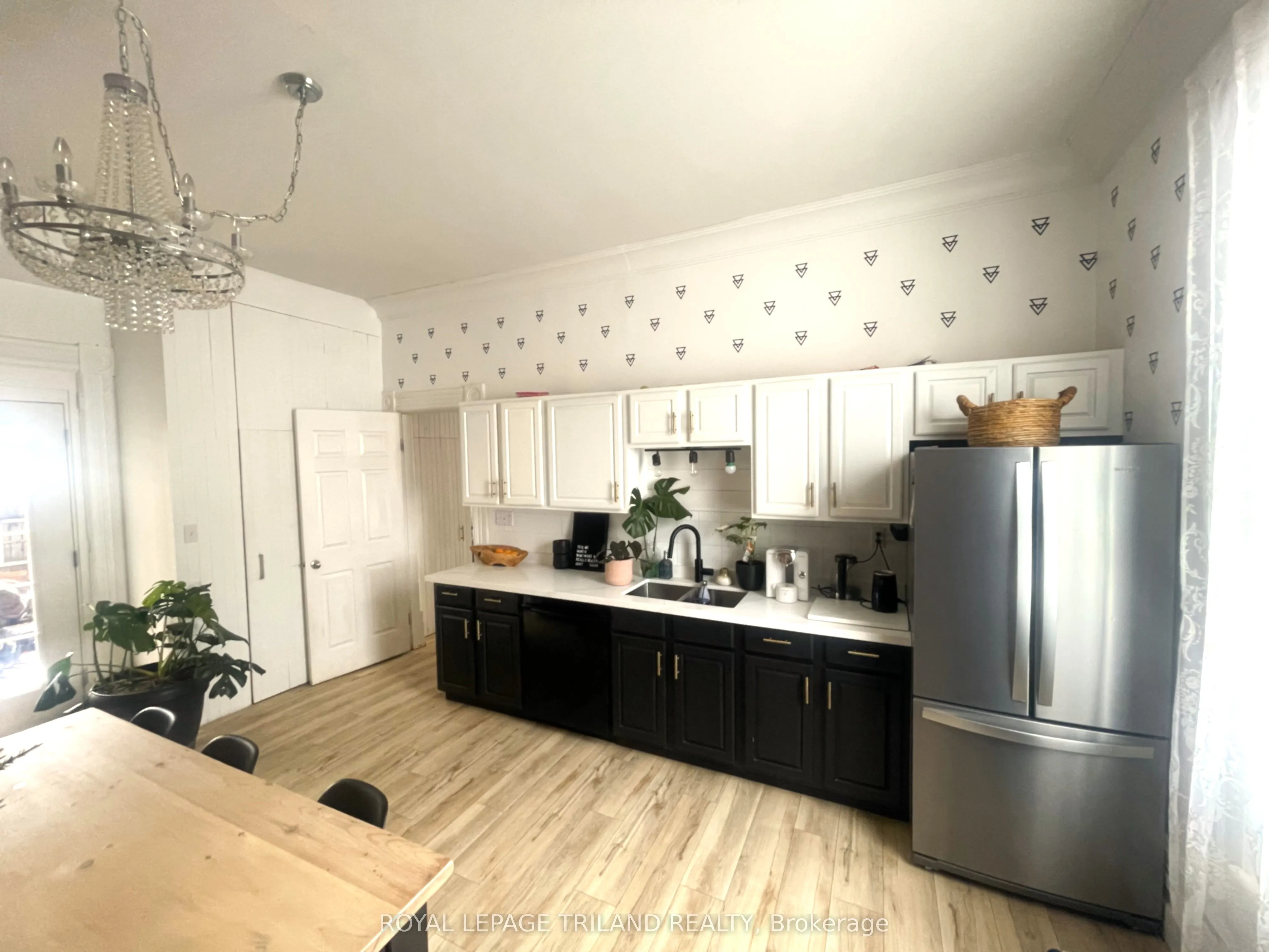 11 Maple Street W
