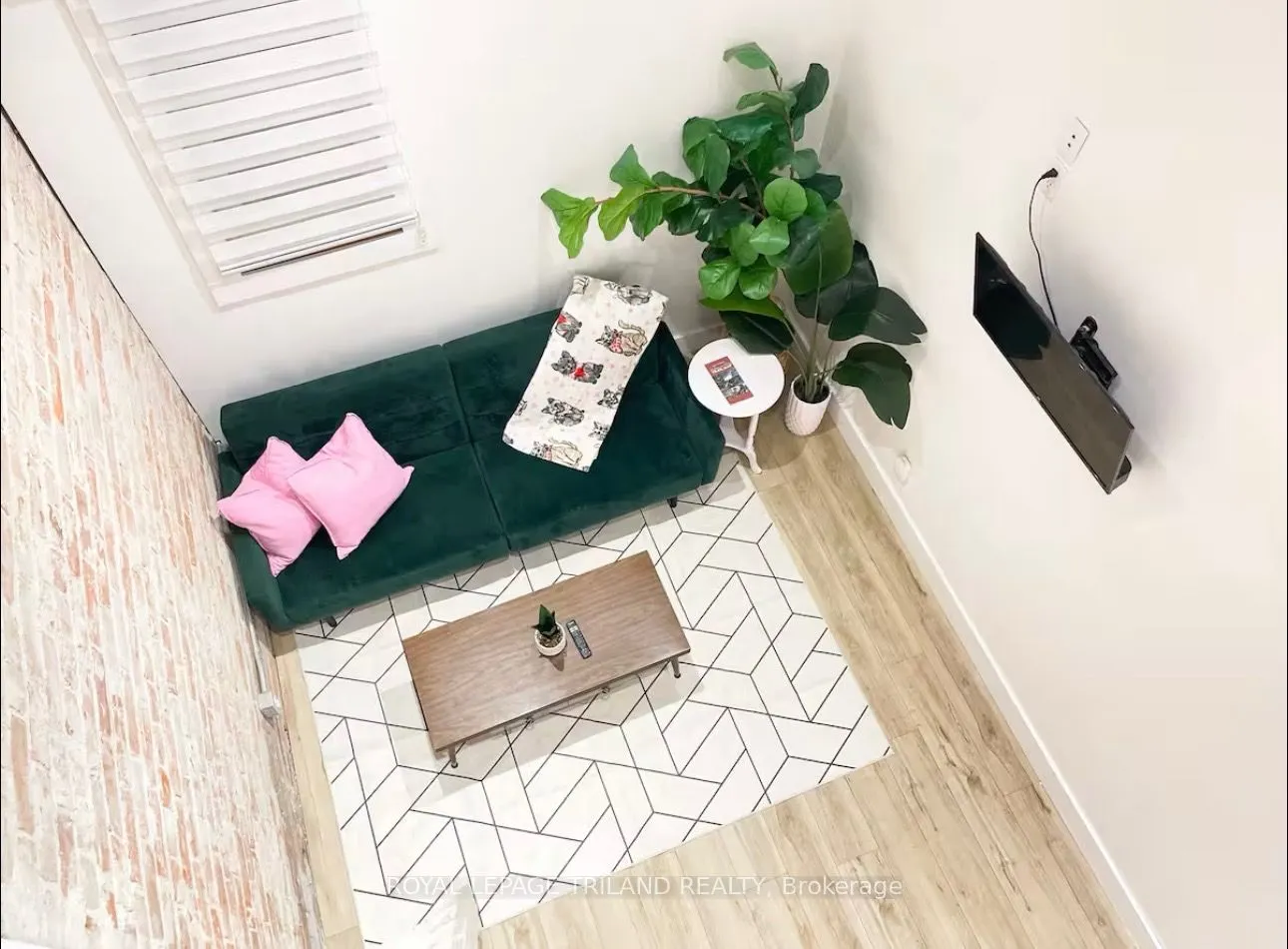 11 Maple Street W