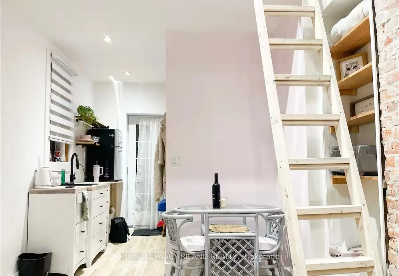 11 Maple Street W