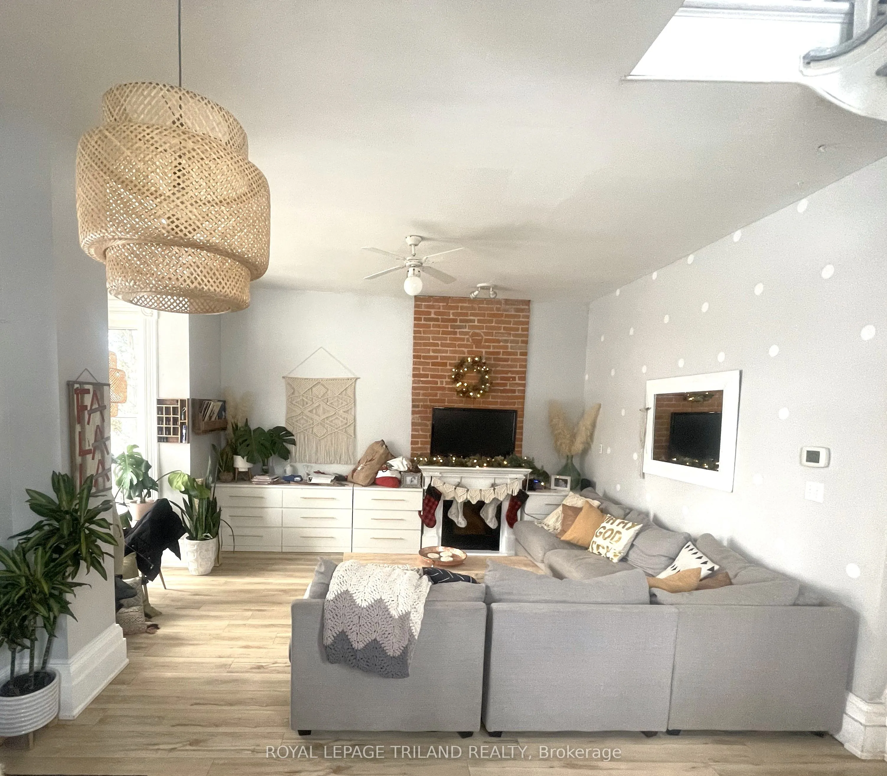 11 Maple Street W