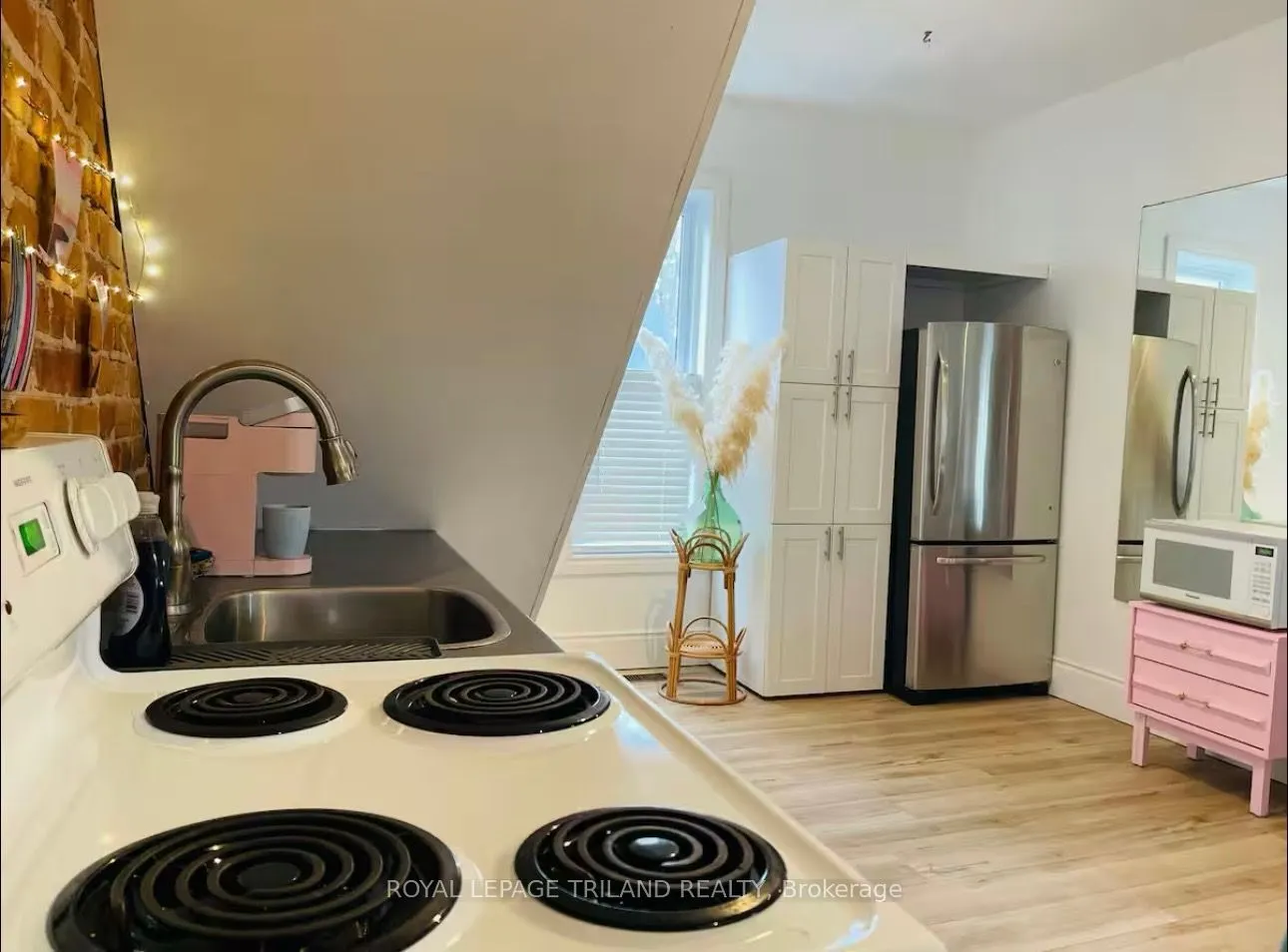 11 Maple Street W