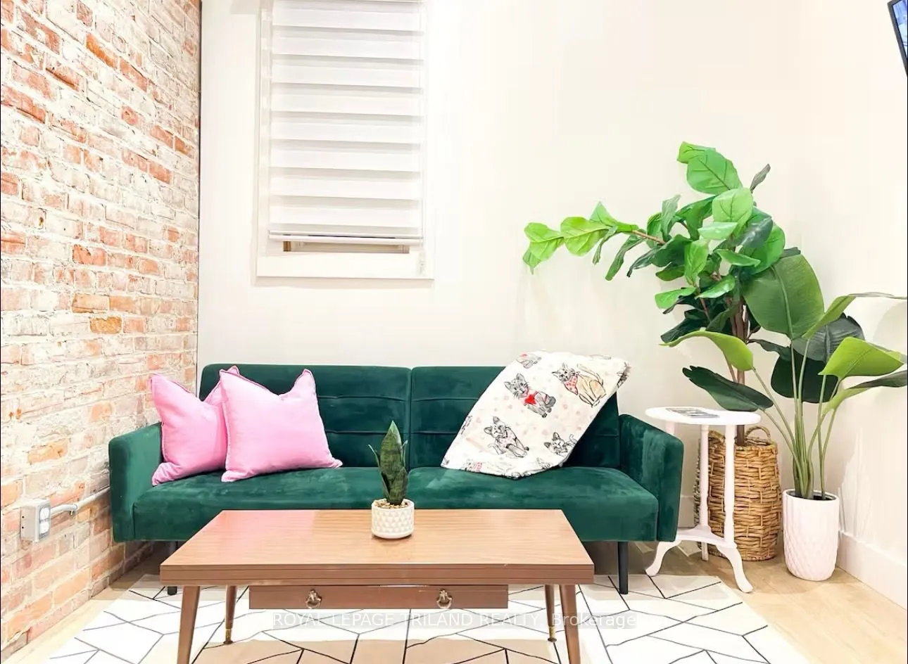 11 Maple Street W
