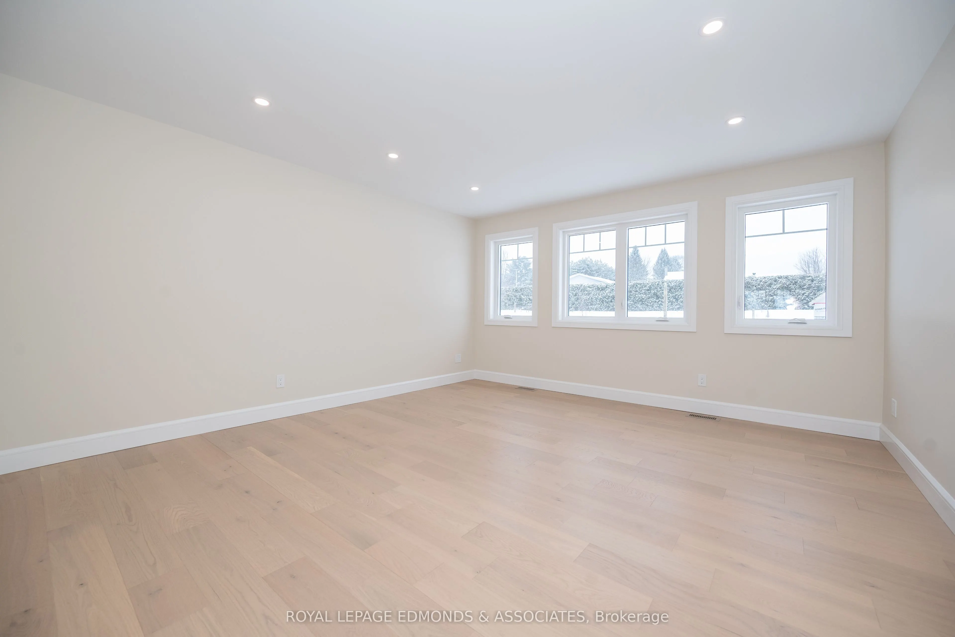 14 Fairway Drive N