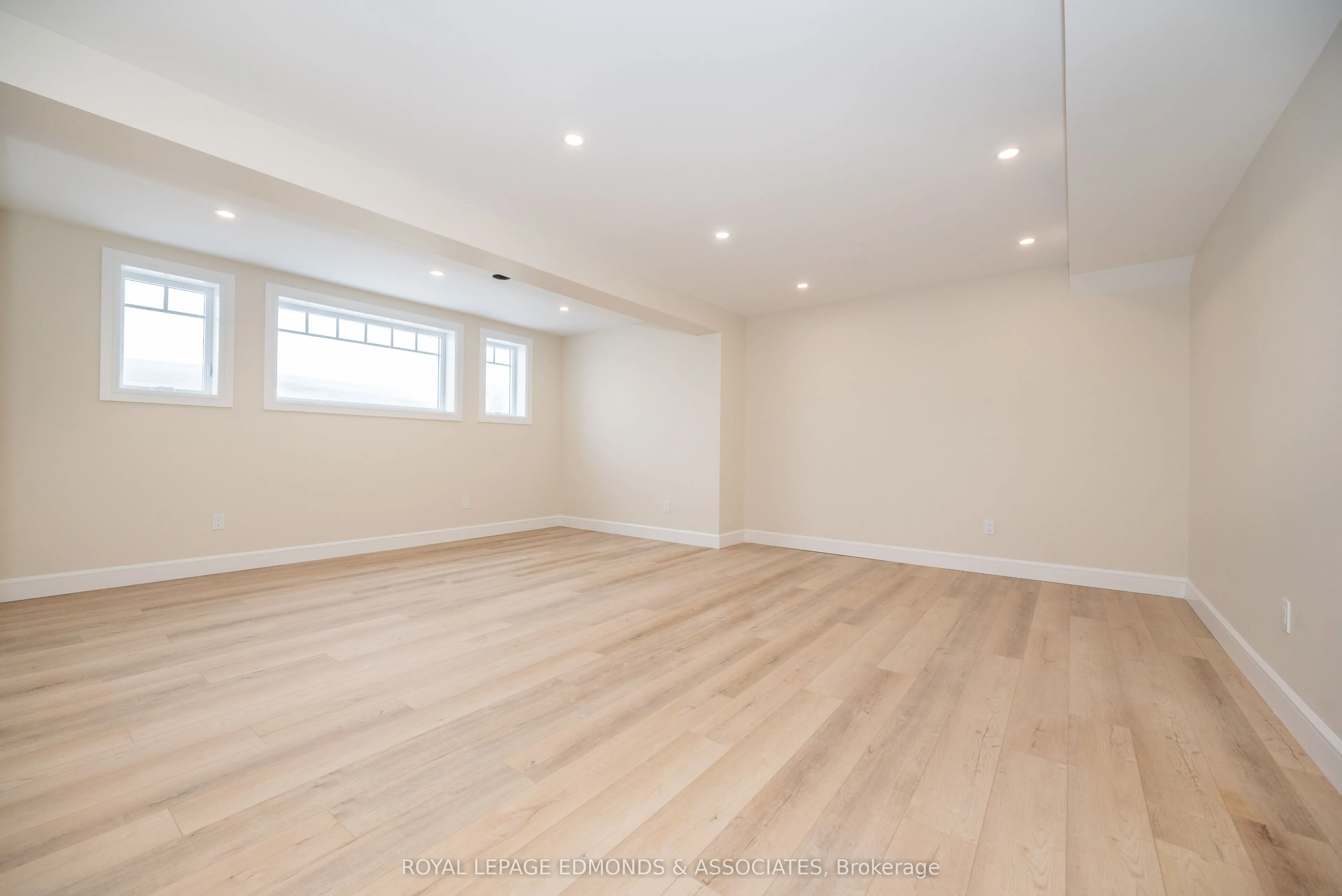 14 Fairway Drive N