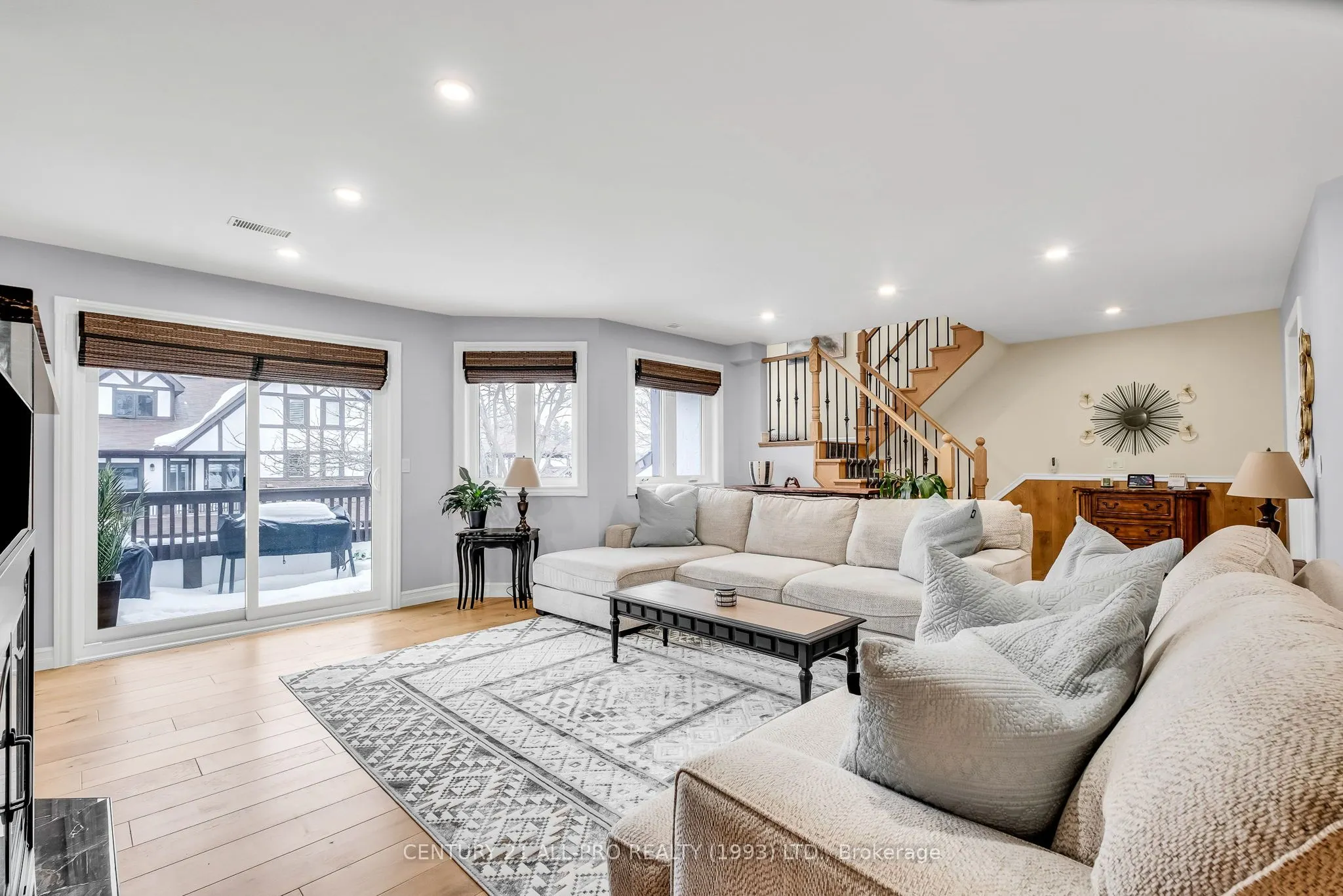 245 Elgin Street W, #411