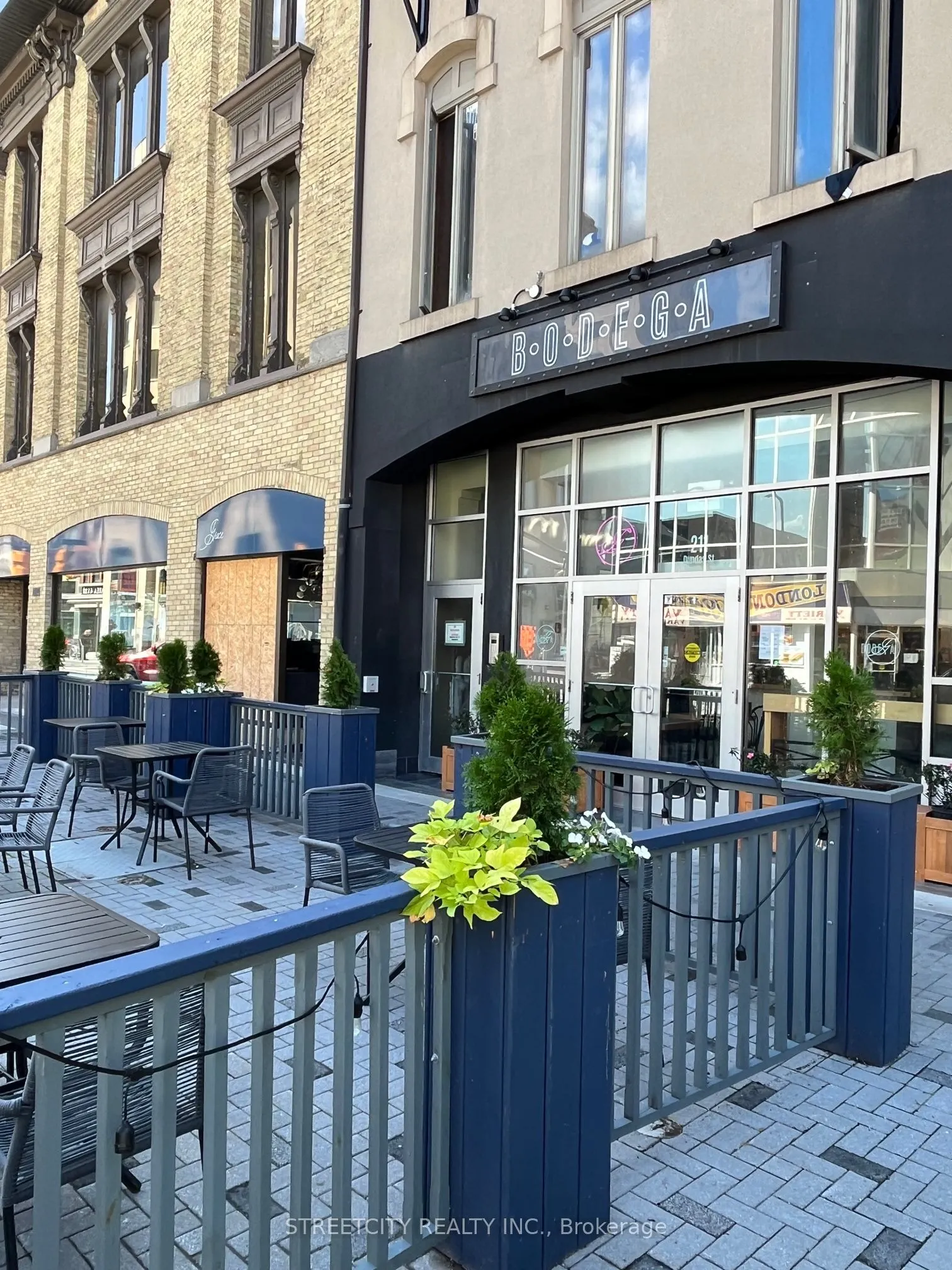 211 DUNDAS Street