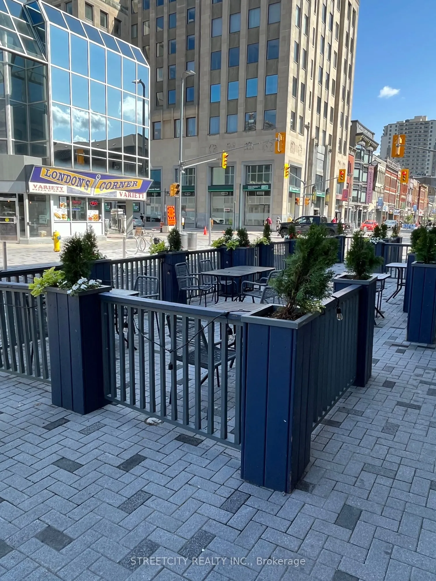 211 DUNDAS Street