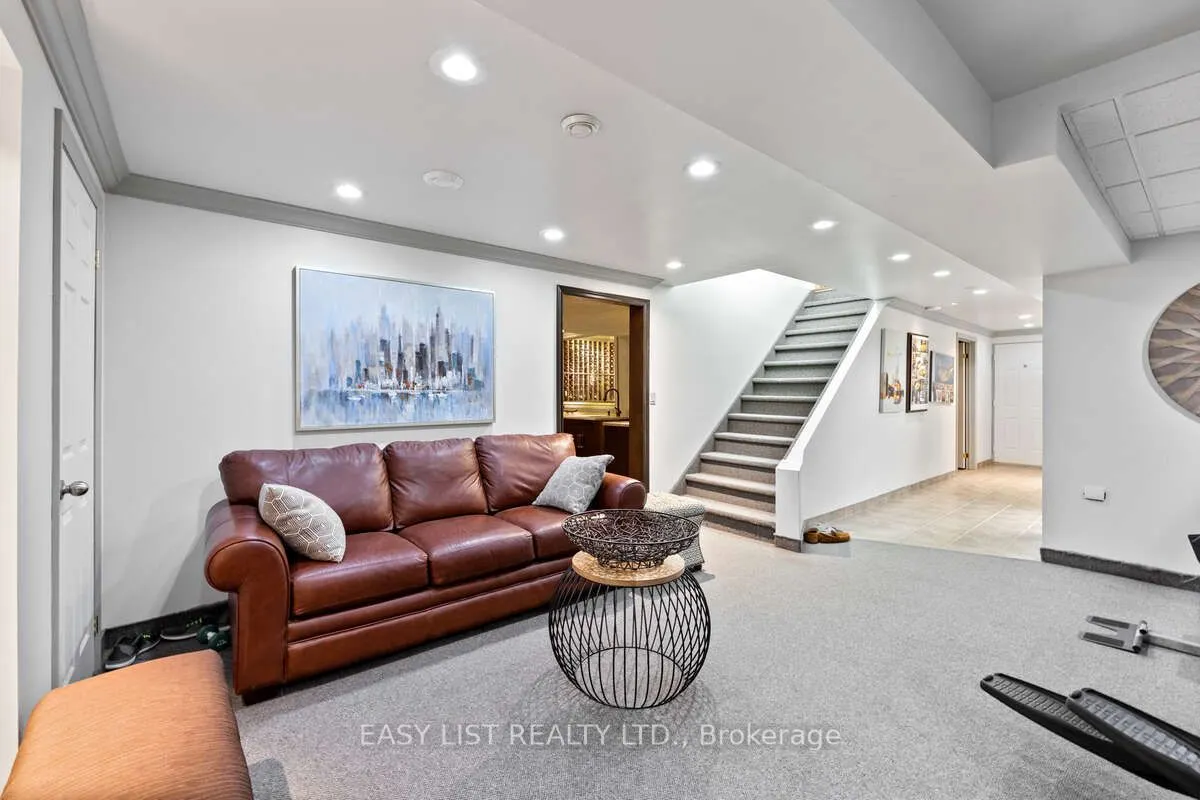 541 Kerr Crescent