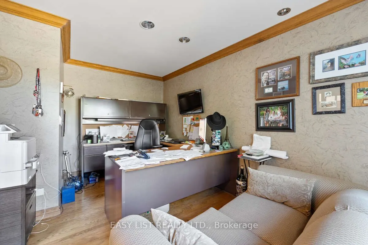 541 Kerr Crescent