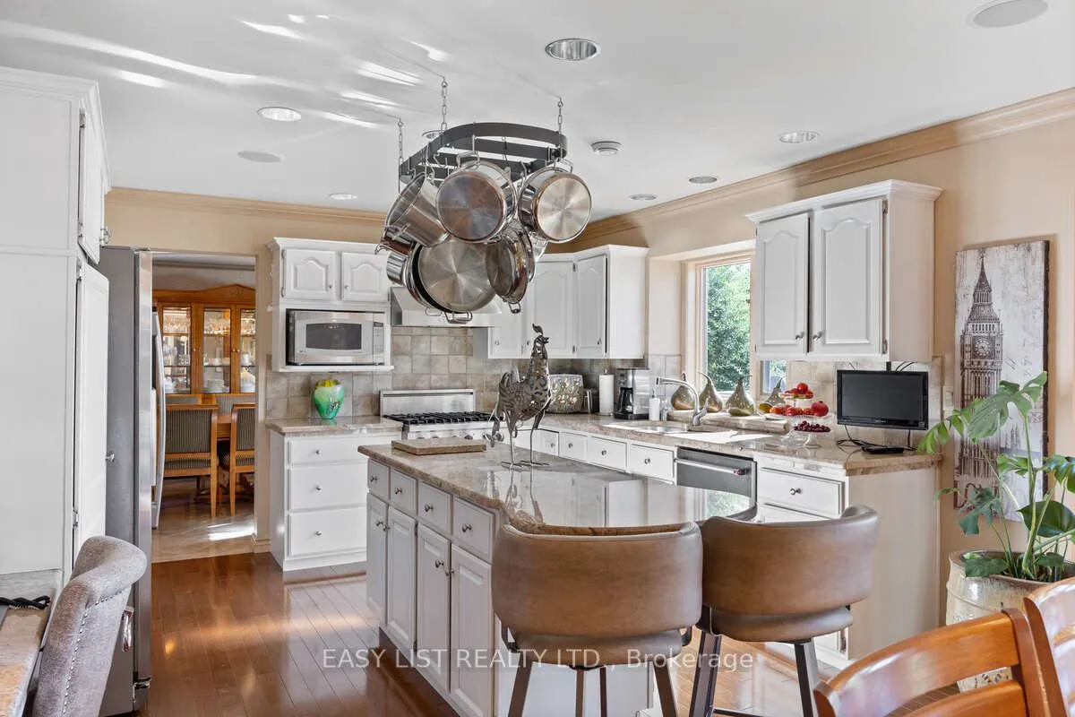 541 Kerr Crescent