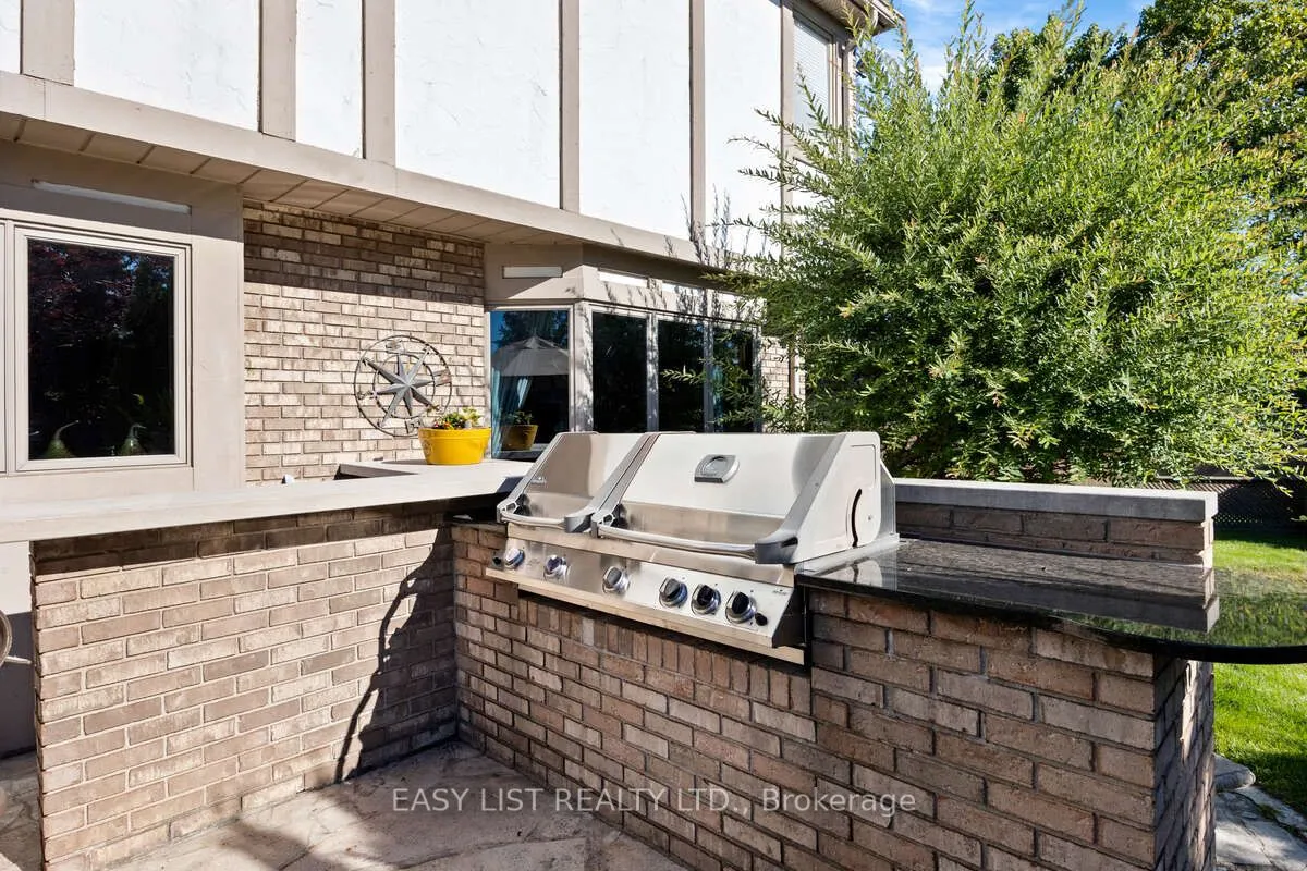 541 Kerr Crescent