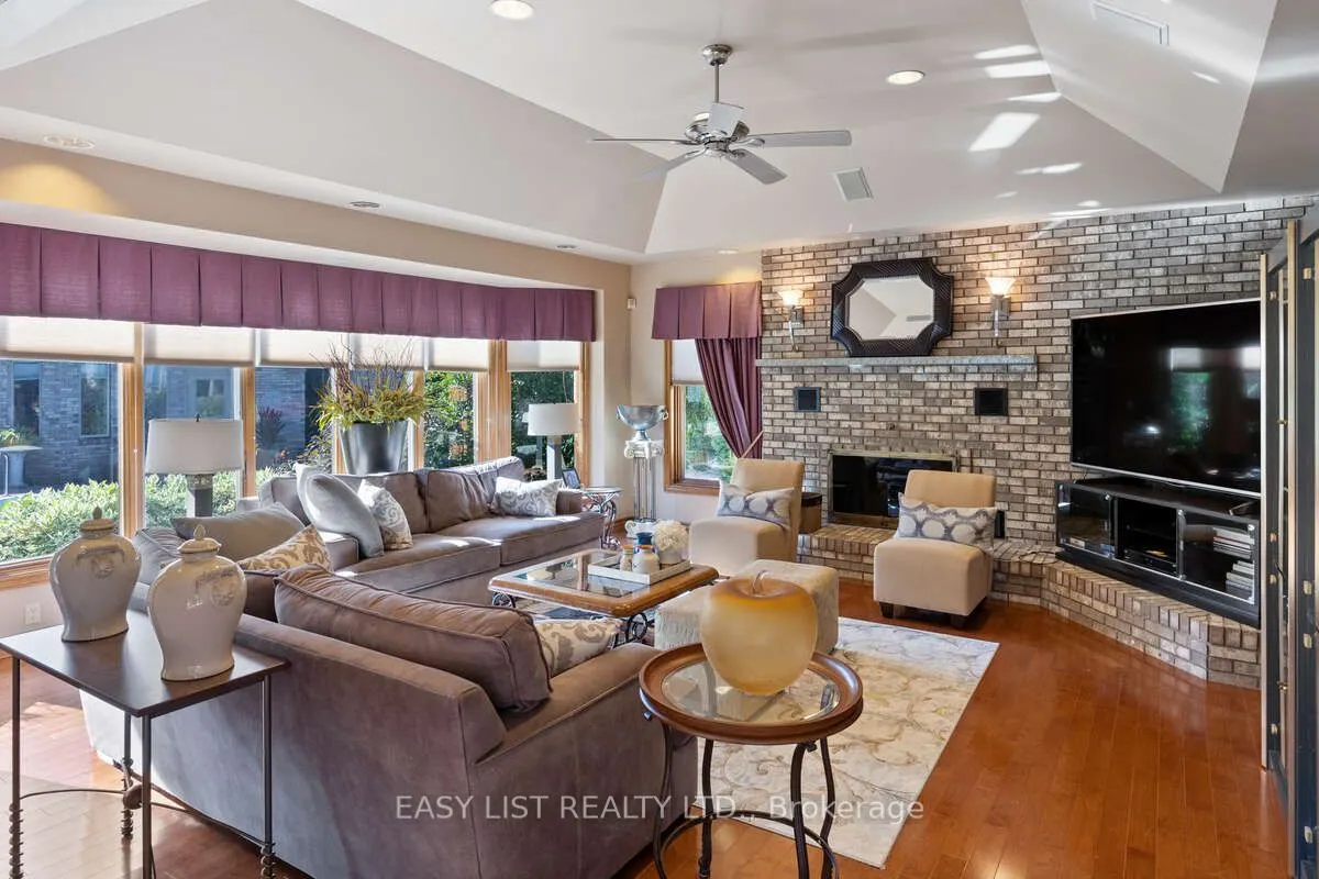 541 Kerr Crescent