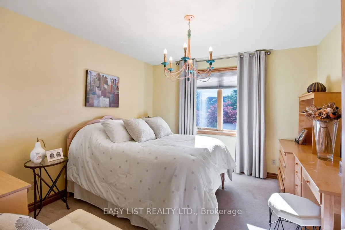 541 Kerr Crescent