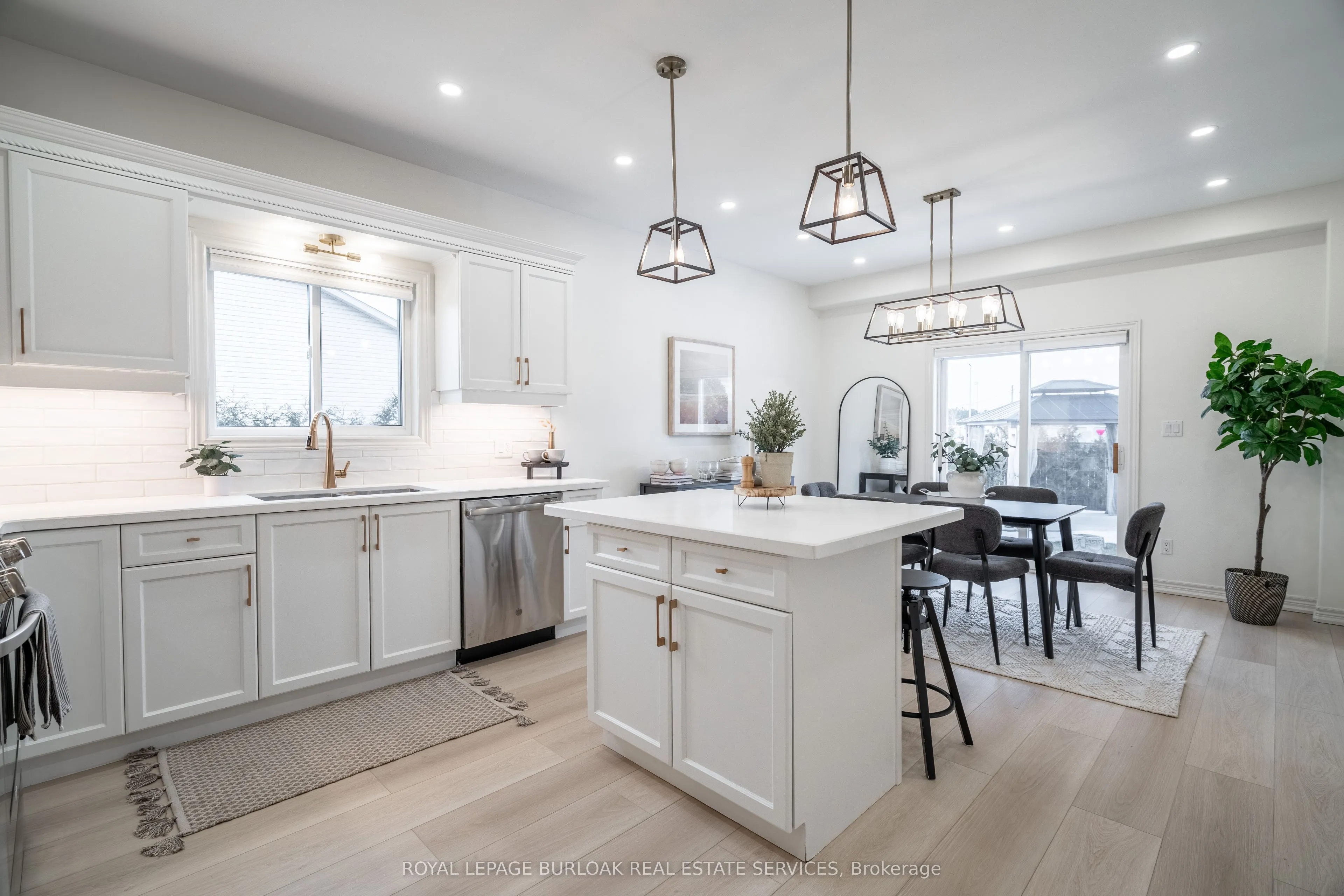 8383 Heikoop Crescent
