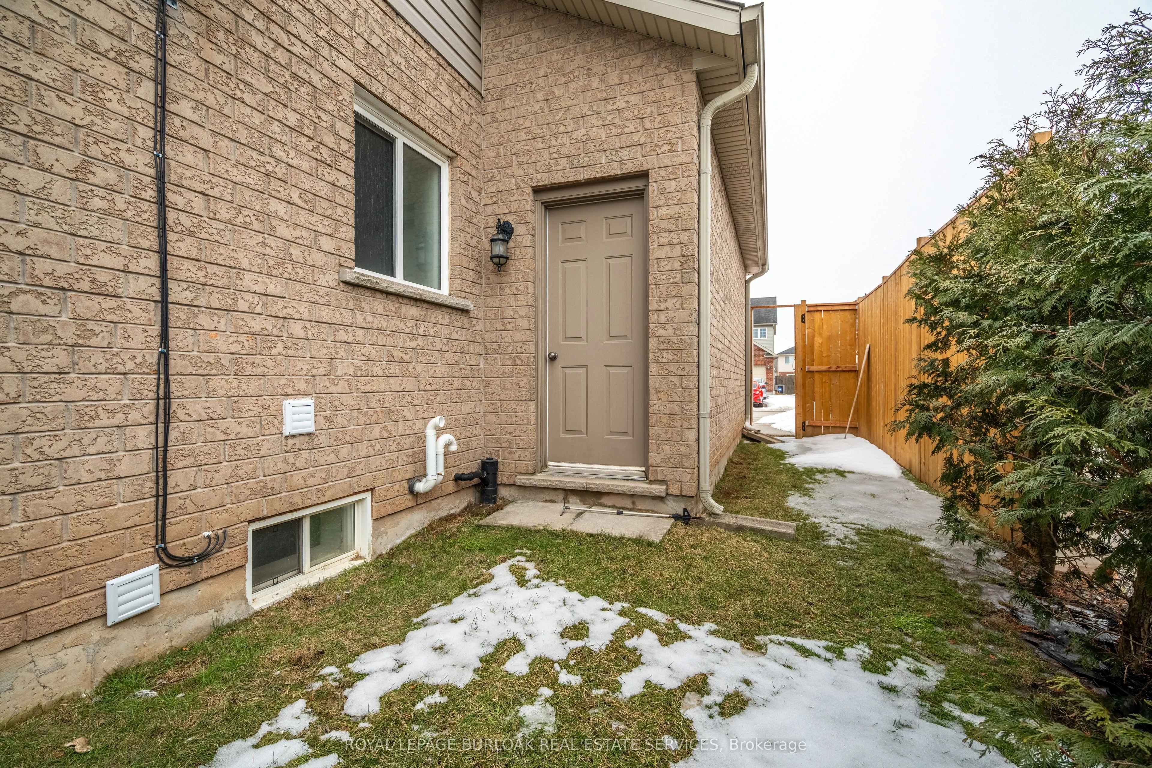 8383 Heikoop Crescent
