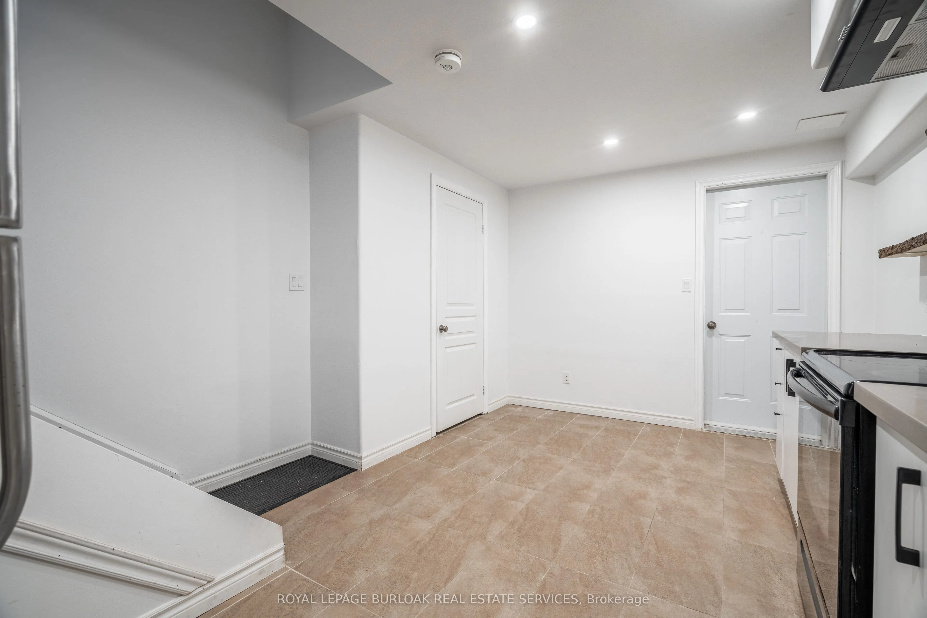 8383 Heikoop Crescent