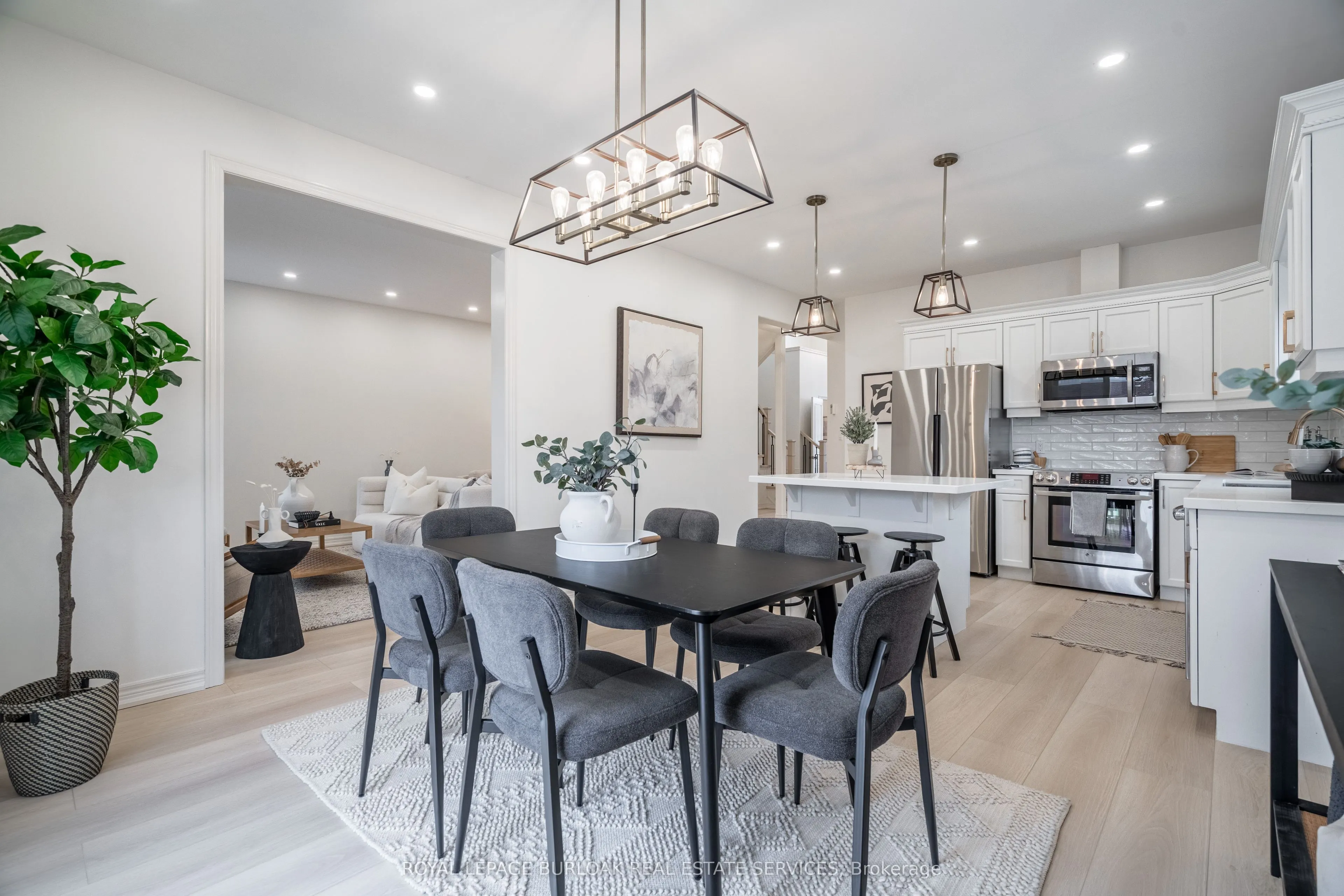 8383 Heikoop Crescent